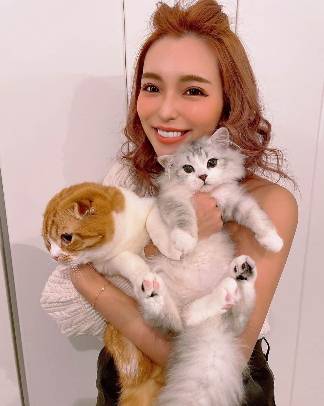 CYBERJAPAN Staffのインスタグラム：「#HBD 🎉🎂🎁❣️ @cjd_hitomi  ❤︎ また一つ大人になりました🥰 お誕生日のメッセージありがとうございます❤️ 皆さまからとても愛の溢れた言葉を 頂けて嬉しい限りです🥺感動です...  もう何年も会えてない方も変わらず応援して下さり、 皆様のメッセージを読んでる時間がとても幸せでした☺️☺️❣️  ストーリーにも書きましたが 今年の抱負は "自分を大切にしてくれる人への感謝を忘れずです❤️" やっぱり生きている限られた時間の中で 楽しく生きたいし自分の大切な人を楽しませてあげたい💗 いつも応援してくださる方には本当に感謝しています😢 会えない中イイネやコメントDMなど 励ましや応援して下さる皆様に 愛を返してあげられたらなと思い こちらの投稿にコメント書いてくださった 皆様全員にささやかながらコメント返しさせて 頂こうと思います❤️🥺 いつも応援ありがとうございます🙇‍♂️ これからも応援よろしくお願い致します✨✨  #cyberjapan #cyberjapandancers #サイバージャパン　#サイバージャパンダンサーズ  #誕生日　#0127 #happybirthday」