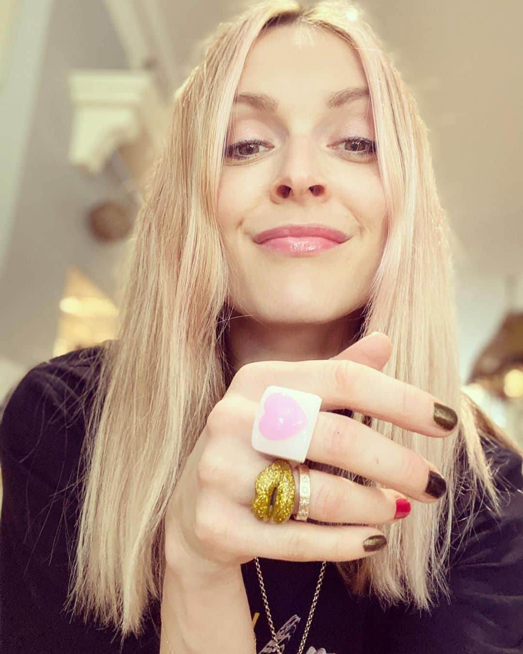 ファーン・コットンのインスタグラム：「Let love combat the fear」