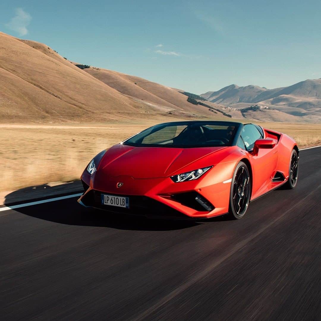 ランボルギーニさんのインスタグラム写真 - (ランボルギーニInstagram)「Its color makes you look at the Huracán EVO RWD Spyder a unique way. And right now, can you guess this one? Is it Rosso Bia or Rosso Efesto?  Captured by @latophotography   #Lamborghini #HuracanEVORWDSpyder #GuessTheColor」1月29日 2時21分 - lamborghini