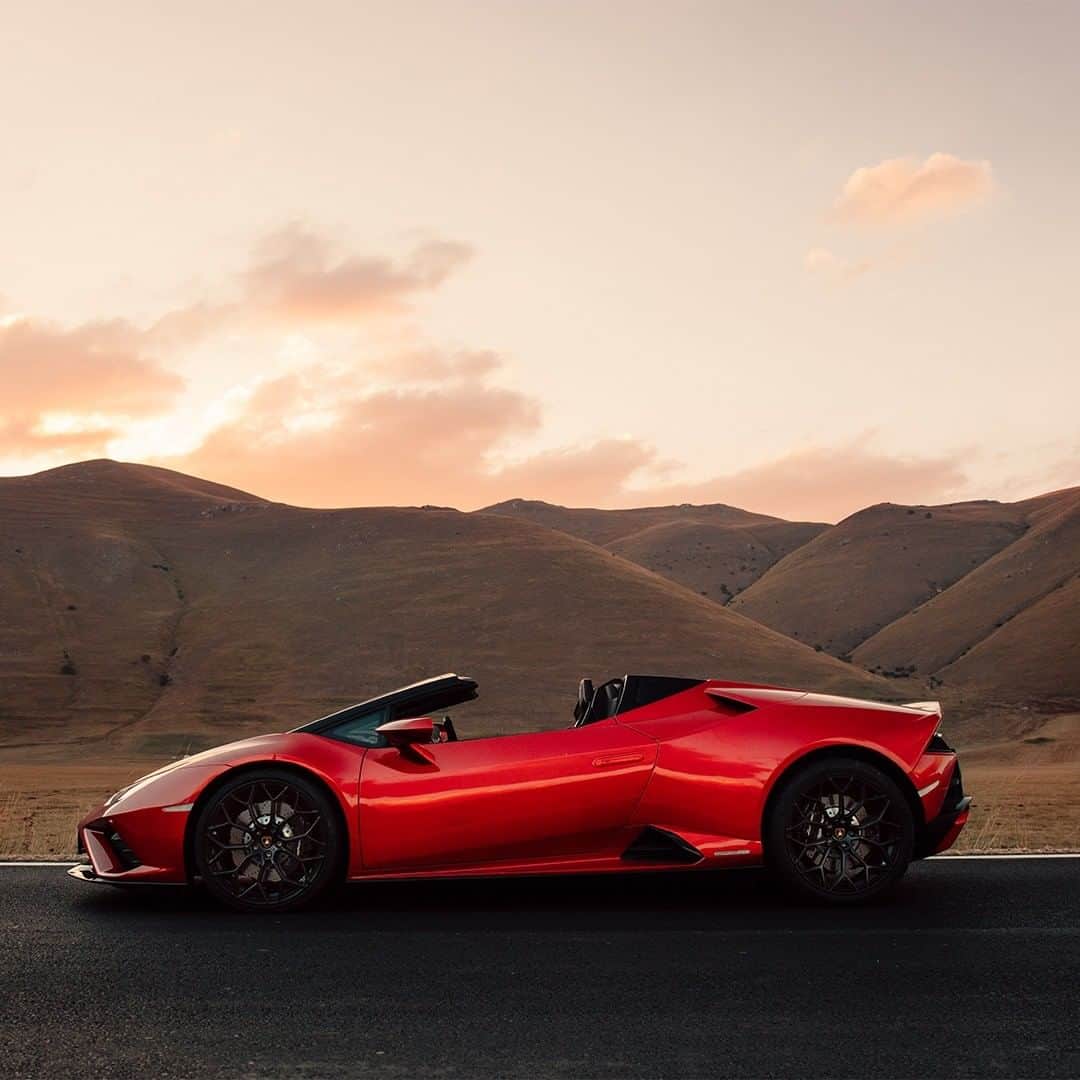 ランボルギーニのインスタグラム：「Its color makes you look at the Huracán EVO RWD Spyder a unique way. And right now, can you guess this one? Is it Rosso Bia or Rosso Efesto?  Captured by @latophotography   #Lamborghini #HuracanEVORWDSpyder #GuessTheColor」