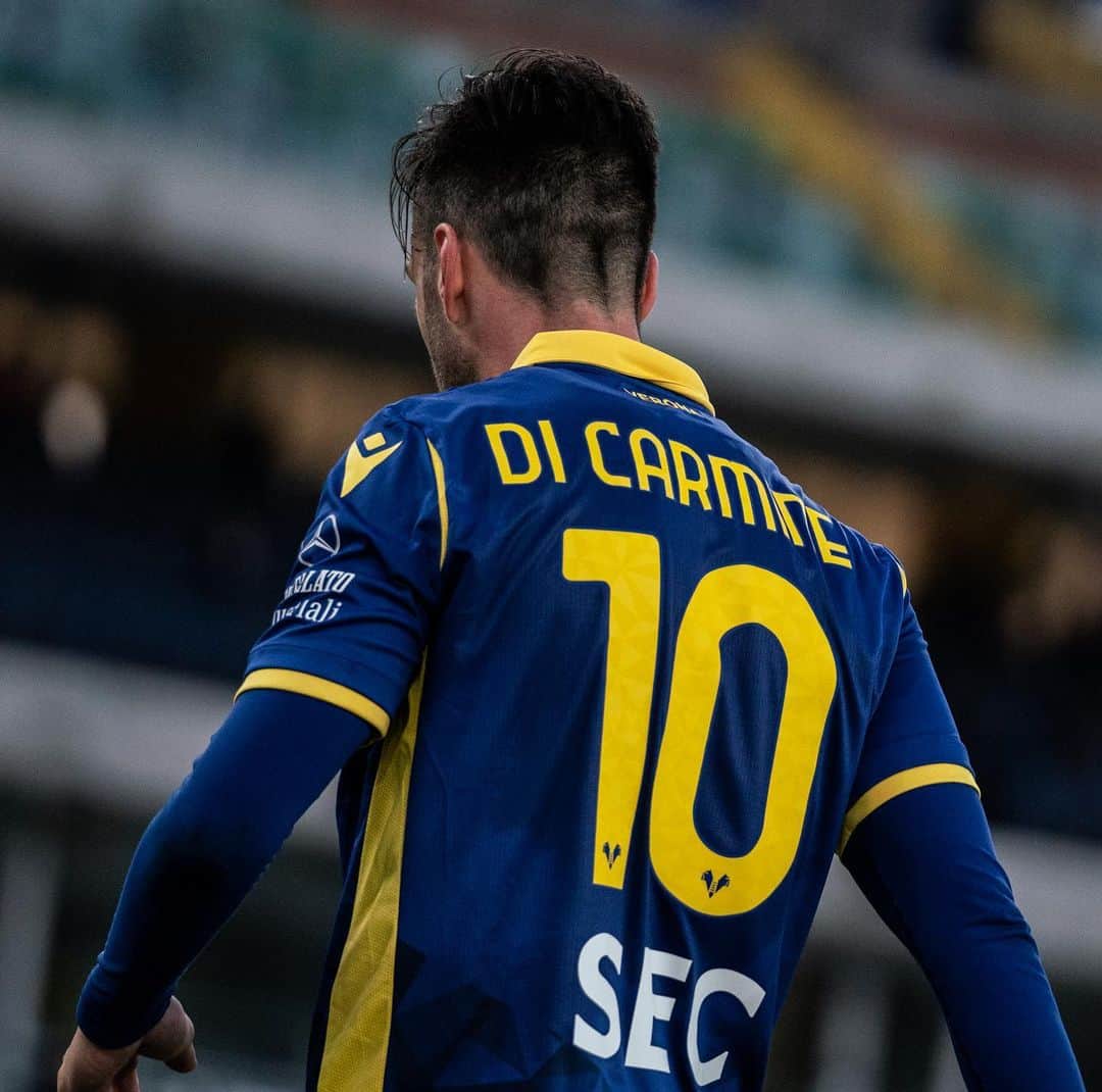 エラス・ヴェローナFCのインスタグラム：「#DiCarmine rinnova fino al 2️⃣0️⃣2️⃣2️⃣ e va in prestito al Crotone.  In bocca al lupo, Samu 💛💙  #HVFC」