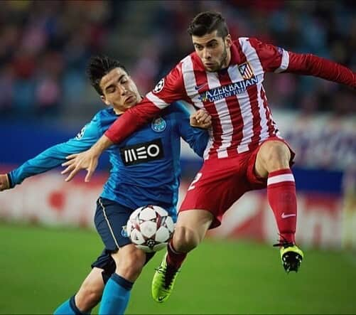 エミリアーノ・インスアのインスタグラム：「#TBT Defendiendo la hermosa rojiblanca en el mítico estadio Vicente Calderón 💪🏼❤️🤍 @AtleticoDeMadrid @ChampionsLeague   #AupaAtleti #VicenteCalderon #AtleticoDeMadrid #Oporto #ChampionsLeague #ThrowBackThursday」