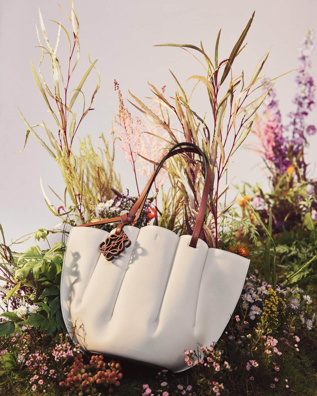 Harrodsのインスタグラム：「The grass is always greener when @LOEWE is involved.   Shop the shoot via our link in bio »  #Harrods #HarrodsFashion #LOEWE  Our stores are closed but you can still discover the #WorldOfHarrods through Personal Shopping and online at harrods.com.」