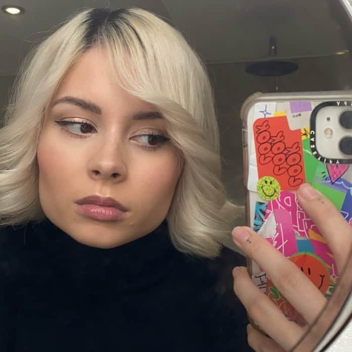 ニーナ・ネスビットのインスタグラム：「nina nesbitch face」