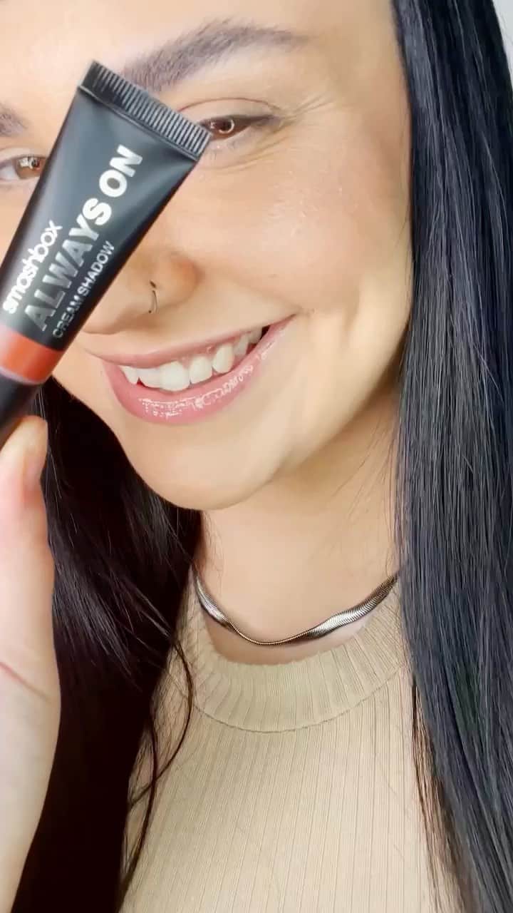 Smashboxのインスタグラム：「Simple as that y'all! Effortlessly apply Always On Cream Shadow with a couple swipes of your finger ♥️」