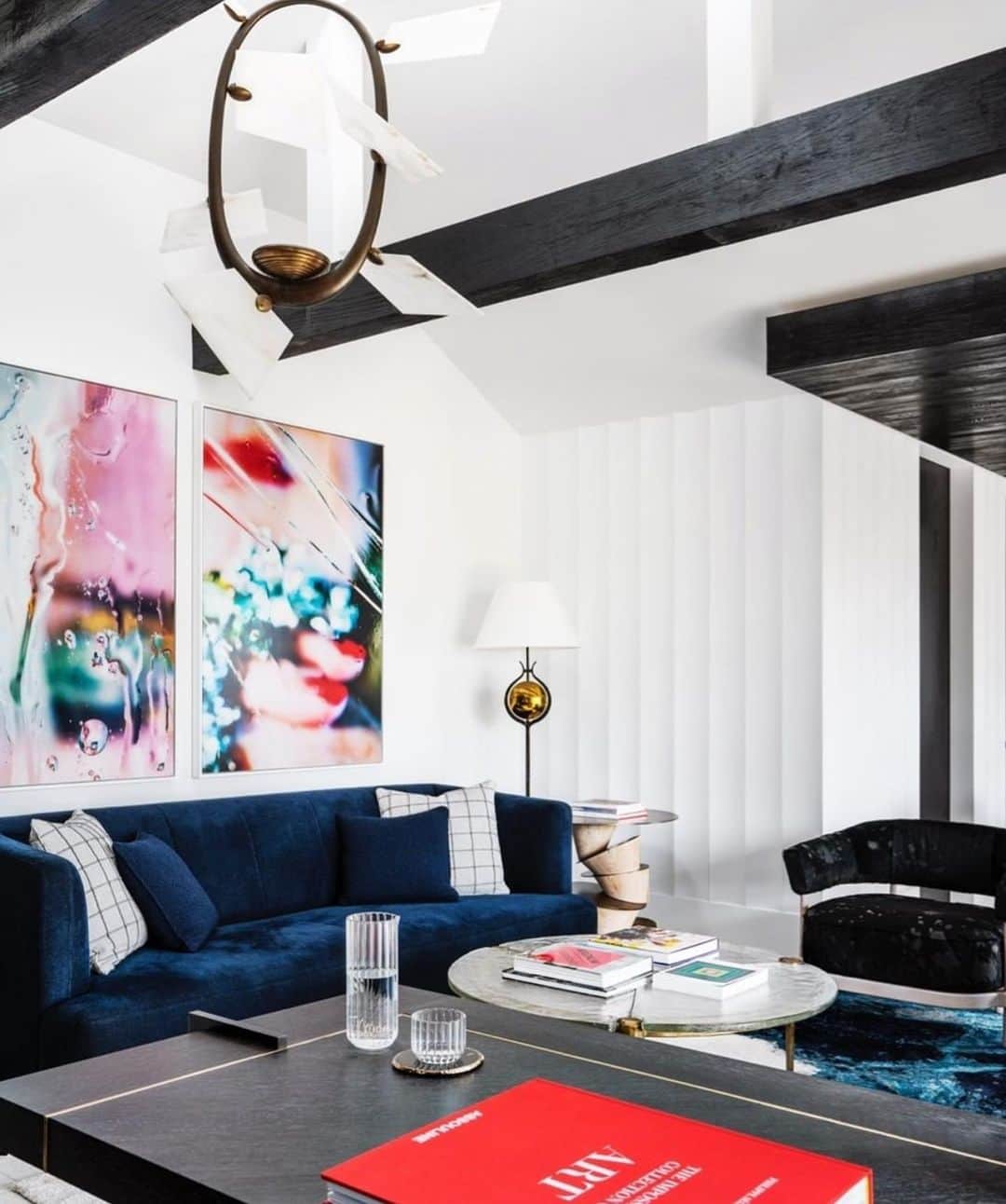 My Interiorのインスタグラム：「Eclectic home designed by @thomashamel collaboration with @dylan_farrell_design and @campbellarchitecture 📸 by @justinalexanderphoto」