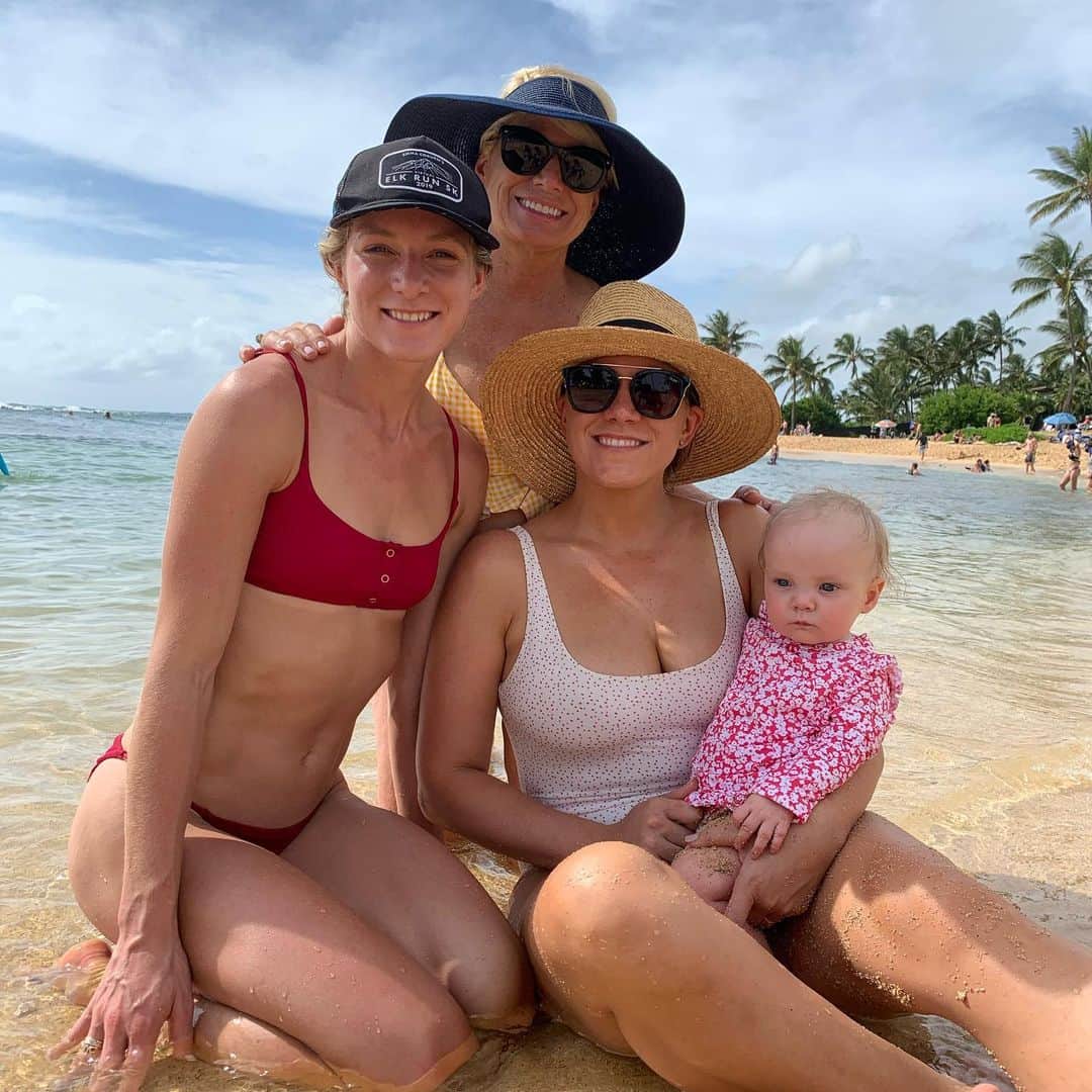 エマ・コバーンのインスタグラム：「One of us turned 2 today....I’ll let you guess who 😜 happy birthday little Daisy!!!!!! Swipe to see some silly videos of why I love my niece so much. Funny, determined, sweet & full of personality...just like your mama (thanks @graciecoburn for making a clone!). #happybirthday 🌼🌼🌼」