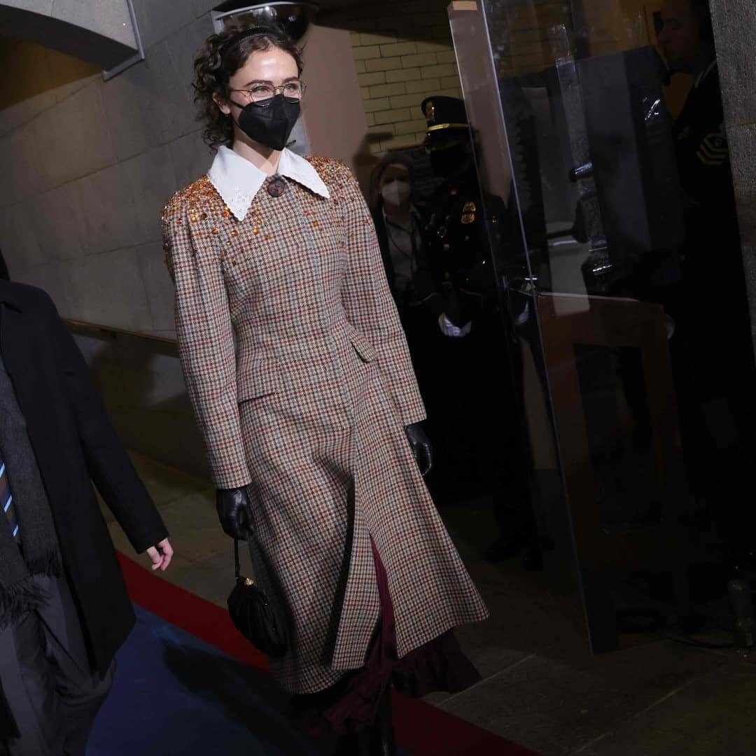 New York Times Fashionのインスタグラム：「Ella Emhoff is a senior at Parsons School of Design and the 21-year-old stepdaughter of Vice President Kamala Harris — and she just signed to IMG, the modeling and talent agency. @ellaemhoff never wanted to be a model. What changed her mind was seeing the diversity of models working today and the opportunity to be “part of that change,” as an artist with a creative passion beyond simply being a mannequin — as well as “really weird tattoos and kind of a funky haircut.”」