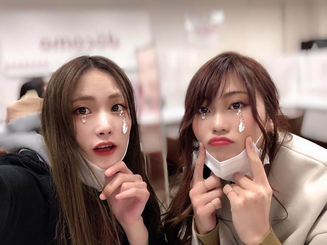 のインスタグラム：「昔の家族に戻った感じ💗🤗💕ずーっと待ってたけど、楽しかった日💗お母さんお誕生日おめでとう🎈 12月はあっちゃんの birthdayお祝いしていただき本当にありがとうございました💓💕💗感謝いっぱいの birthdayになったよ🌷🌷🌷🌷🌷🌷🌷🌷🌷🌷🌷🌷🌷 配信にも来てくれてありがとー♥️ thank youです😭🙌✨💓 皆様から暖かいギフトをいただきまして 改めて本当にありがとうございます😭✨ 🌸🌸🌸🌸🌸🌸🌸🌸🌸🌸🌸🌸🌸 1月こそイチナナLive配信ちゃんと頑張りまーす‼︎‼︎ 皆様に毎日smile〜😚♥️届けられる様に 💕💗張り切って頑張りまーす🙌✨😭 ☺️なんだかんだ言って、私が1番〜 皆様に配信で元気頂いてます♪😙ﾍﾍ 🌼🌼🌼🌼🌼🌼🌼🌼🌼🌼🌼🌼🌼 いつもありがと〜って言えて 幸せな気分にさせて頂いているのは 私だぁ☺️😂💓💗🙌笑笑 💕🐝🌻☺️🌼🌈🤍エランドール🎷ＰＭ8:00-ＡＭ1:00です🚨ｴﾗﾝﾄﾞｰﾙ＆ﾀｰｹﾞｯﾄにも是非遊びに来てください〜✌️🐰💕🌻 　1月はエランドール《あさみさん》の お誕生日 ✨birthday月です1.11.です💛次の日は😳😳✨《わかなちゃんの》 birthdayです💗💕お祝いラッシュLUSHでーす！！✨おめでとう🎉💗ﾍﾍ 来てくれるだけで♥️ありがとー！！！！♥️ 素敵な birthdayになったよ✨💕😚感謝いっぱいです♥️ 👆ちなみにｴﾗﾝﾄﾞｰﾙが本業です✨ さやかは話すことがめちゃめちゃ大好き💕 なんだなぁってここ最近凄く感じてます‼︎ 毎日初めての出逢いにワクワク🎉ドキドキ💓 毎日オシャレして可愛いメンバーちゃんと一緒に元気に皆様のご来店をお待ちしております‼︎ さやか→🥸Instagram🍑📷♡https://www.instagram.com/ssayaka0904/ も🙌✨🎉1.8万人✨🙌なりました🙌 皆様チェックして頂き本当にありがとうございます☺️💕💗💓嬉しい😆thank you〜 改めて本当にありがとうございます😭✨ ♥️♥️♥️🎉♥️♥️♥️🎉♥️♥️♥️🎉♥️♥️♥️ 今後とも宜しくお願い致します🥺。 ⚠️イチナナLIVEアプリ⚠️ダウンロード無料です 《さやか０９０４》🐝検索 ⚠️毎朝6時から6時45分までやってます🐼🐼 😚もし良かったら毎朝待ってますよー！！☺️ #帯広エランドール #帯広E'lan d'or#帯広ラウンジ #帯広スナック#帯広snack #帯広 #十勝帯広 #帯広飲み屋 #帯広写真 #帯広ローヤルプラザビル #北海道 #帯広可愛い #帯広ホステス #帯広飲み放題 #帯広アルバイト募集#帯広アルバイト#帯広求人 #帯広おすすめ #帯広女の子#帯広バイト募集 #帯広オシャレ#帯広グルメ#帯広看板娘#帯広ダンス#帯広オフィスK#帯広祭り#帯広コスプレ#帯広イベント#帯広ターゲット」