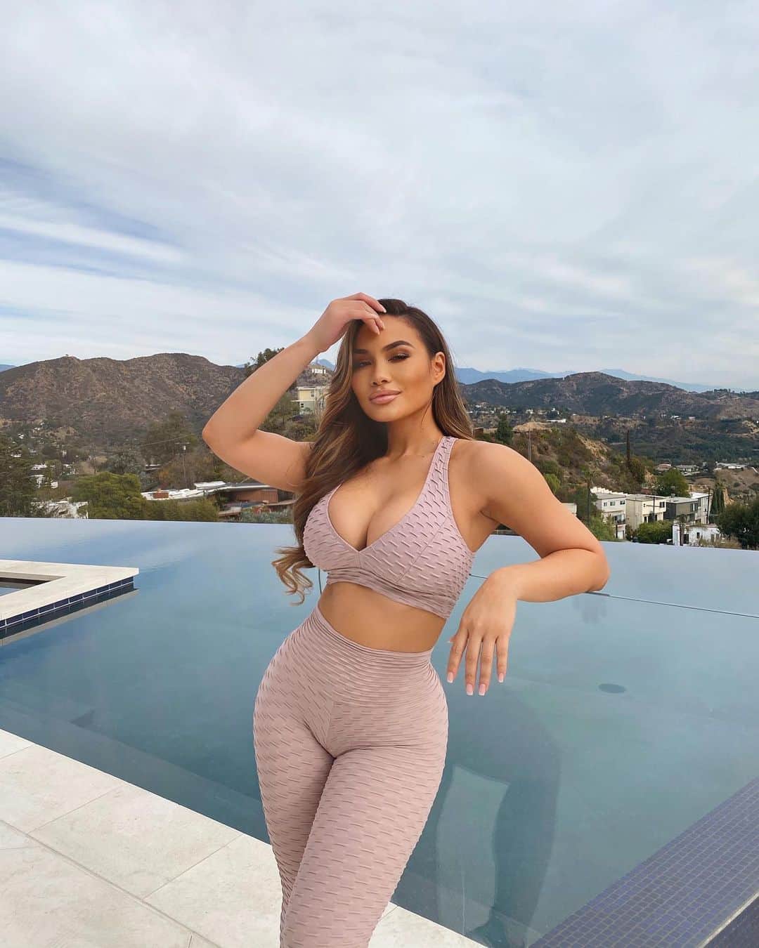 ダフネ・ジョイのインスタグラム：「I’ll help you see your beauty through my eyes 💫 let’s attack this week and be great! Wearing my fav gym set by @bluebodybrazil 💫」