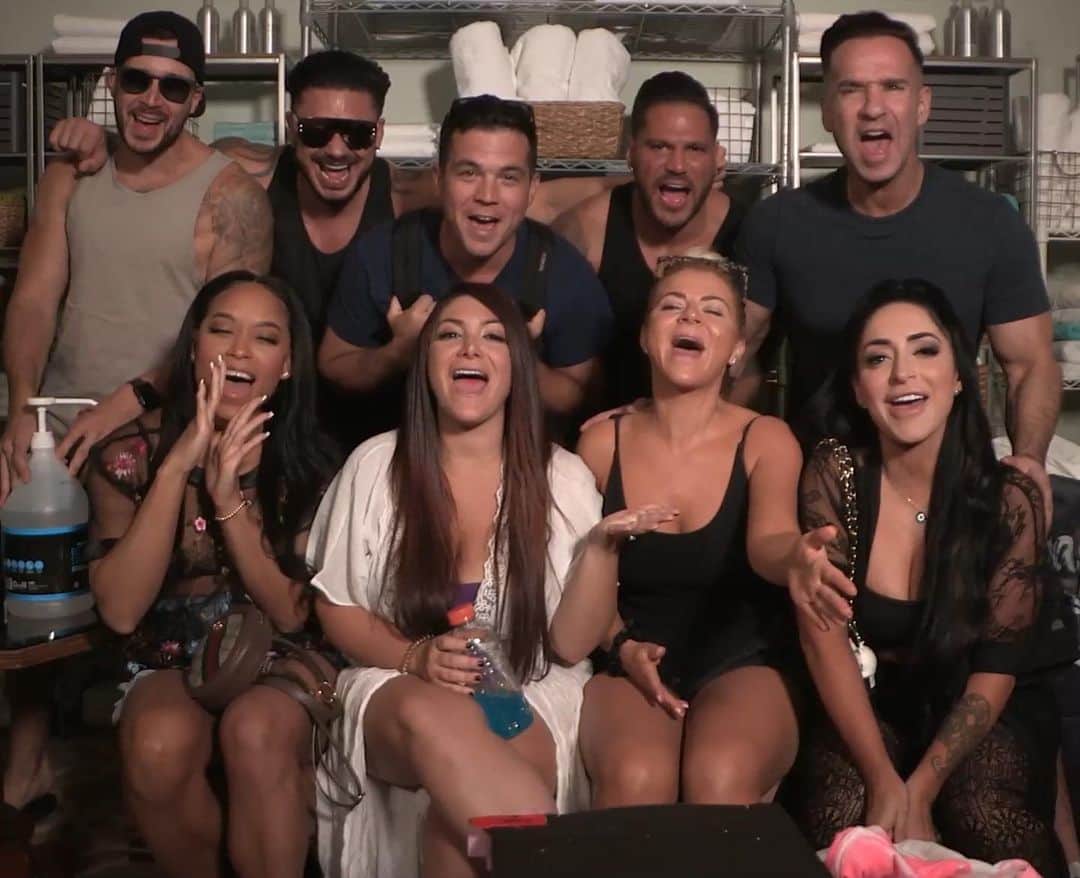 のインスタグラム：「Finally a family fun day !!! Then my J finally arrives 🤗! Welp things should get interesting 😂 tune into an all new #jsfamilyvacation tonight at 8pm EST on @mtv ps. How cute does @cbuckner_ look here 🥰」