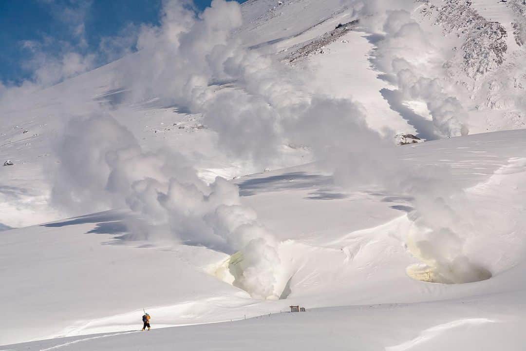 Michael Yamashitaのインスタグラム：「Steaming sulfurous fumaroles on the active volcano Asahi-dake mark the fiery heart of Japan's largest and wildest national park, Daisetsuzan. Despite its plentiful powder and belching volcanic vents, Asahi-dake is too remote to draw the crowds from the more popular ski resorts down below.  Only the heartiest and most experienced backcountry skiers who take on the mountain's challenge are rewarded by some of the deepest and lightest snow in the world.  #Japan #AsahiDake #volcano #skiing #hokkaido #japan  #Daisetsuzan」