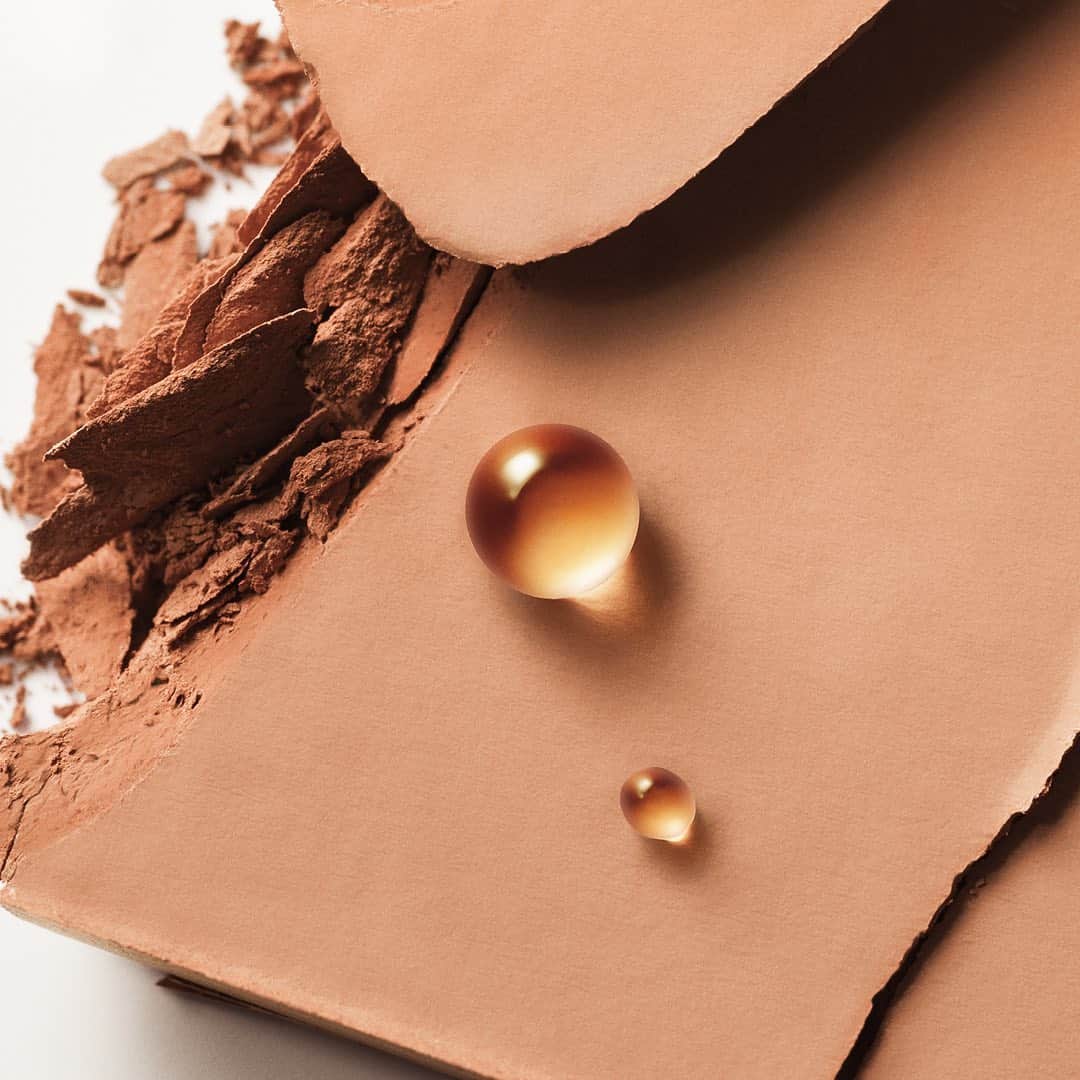 ドゥラメールのインスタグラム：「The Soft Moisture Powder Foundation Broad Spectrum SPF 30 captures the freshness of a liquid foundation in a light-as-air weightless powder. The result? A #MiracleBroth-infused, long-wearing, non-drying formula that melts onto skin to blur imperfections, soften fine lines and even tone. #SkincolordelaMer」