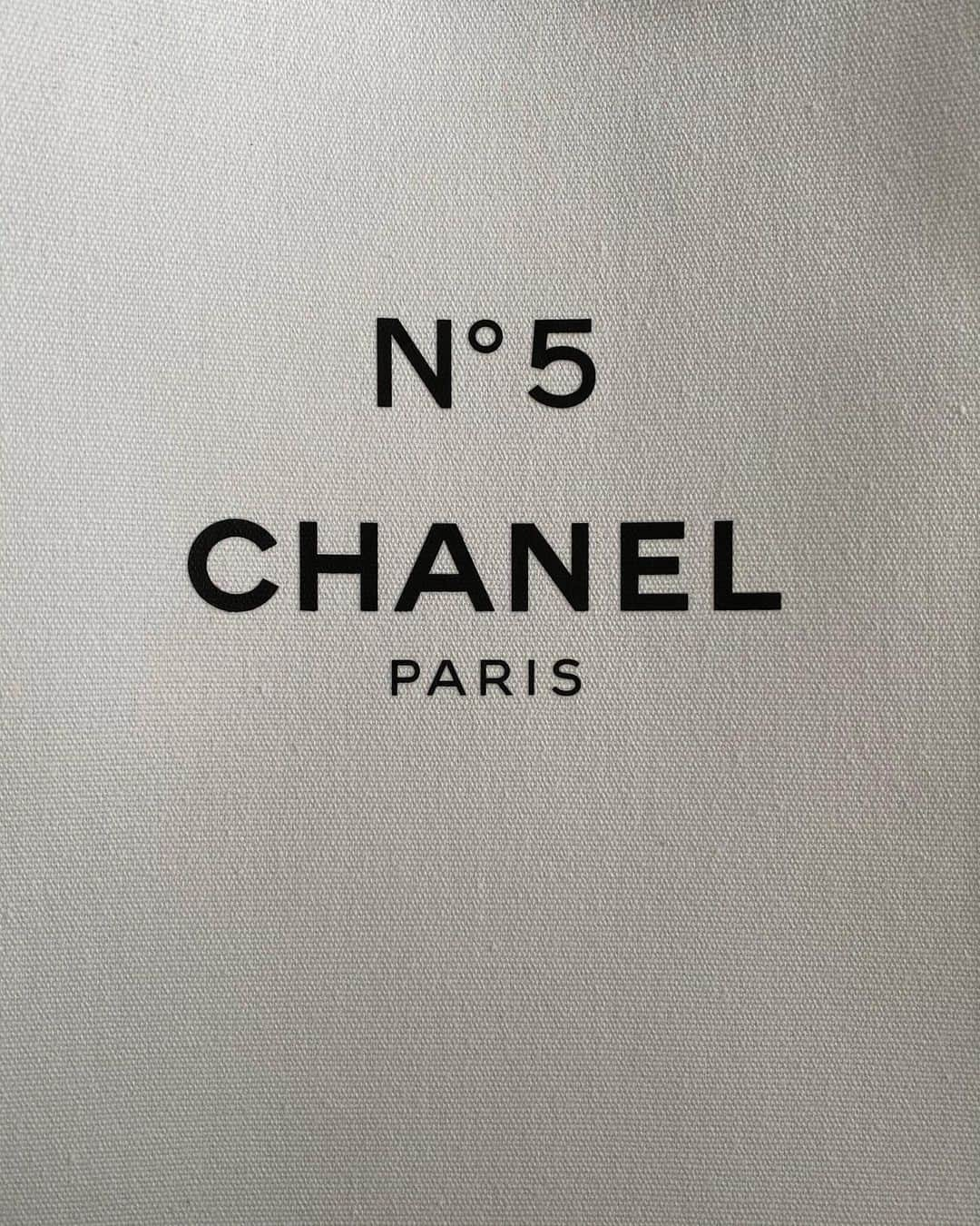 NATALIE LIAOさんのインスタグラム写真 - (NATALIE LIAOInstagram)「100 year anniversary of Chanel N5 ❤️ #chanelfragrance #n5 #giftfromchanel #welovecoco」1月29日 3時25分 - fongminliao