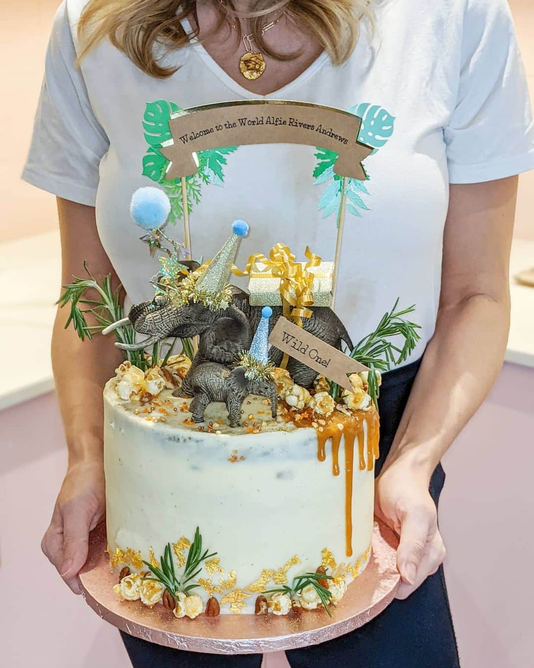 Ashley Jamesさんのインスタグラム写真 - (Ashley JamesInstagram)「Can we just take a moment to appreciate THIS CAKE? 😍 I mean we've honestly been blown away the last couple of weeks by the generosity and kindness we've received from friends, family, brands, and you guys. Every gift, every card, every congratulatory message... I've read them all (usually scrolling with one hand at various times if day / night whilst breastfeeding)... It's just been amazing.  But when this cake came though the door I was honestly mindblown. Is this not the nicest cake you've ever seen in your life? It's also the best carrot cake we've ever tasted and I hope I know you for the next 18 years @lizziebatchelar as you'll be doing Alfie's birthday cake every year from now on. Thank you for the best surprise ever. It was the icing on the cake... Sorry terrible joke. Is that even funny? Who knows... I've been in the house for too long now without interaction from others. Are we all going to struggle socially when we're allowed back out? 🤣 #AlfieRivers」1月29日 3時39分 - ashleylouisejames