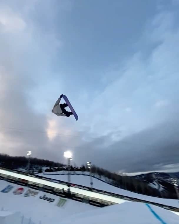 アナログクロージングのインスタグラム：「❌ @takeru_otsuka just getting started at @XGames ❌ Stay tune for more updates from more the #BurtonTeam  📱: @jackmitrani」