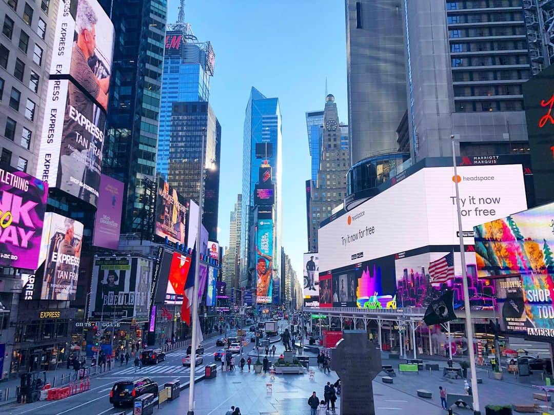 白渚すずのインスタグラム：「・ ずっと登ってみたいと思いつつ… 初めて登ったTimesSquareの階段。 空いていたので階段に座ってドーナツ食べました。 これは11月の平日。 秋には人口密度があがっていたけれど、寒くなったせいか少し落ち着いて来た頃だったかな。 ブロードウェイミュージカルまた観たいなぁ…  #timessquare#ny#nyc#newyork#usa#タイムズスクエア#ニューヨーク#アメリカ#ニューヨーク生活#アメリカ生活」