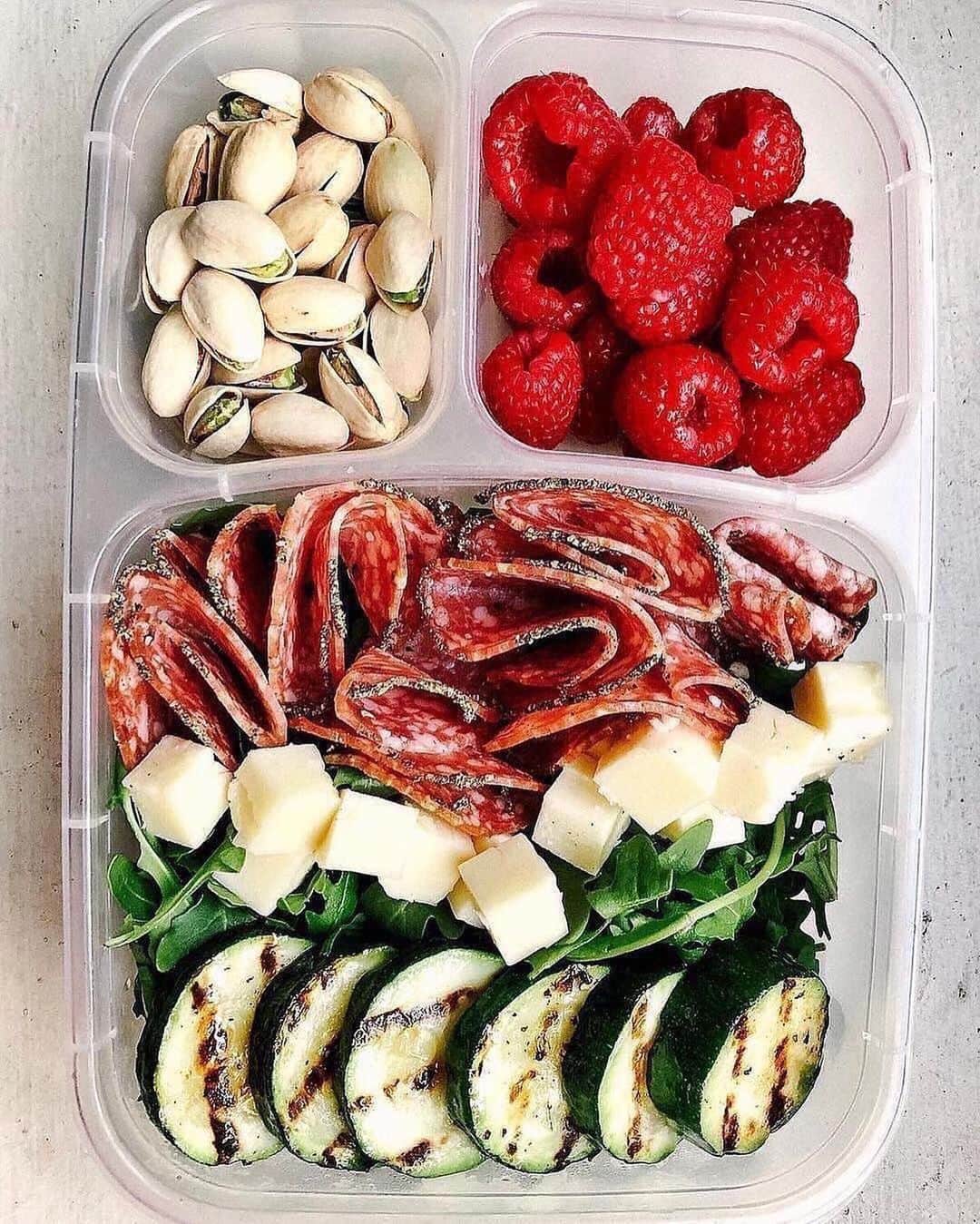 Sharing Healthy Snack Ideasさんのインスタグラム写真 - (Sharing Healthy Snack IdeasInstagram)「Lunch Box inspo 💫🍱💫 Simple & Delicious ideas for the new week💪! 1-5, which is your favourite?!😋 by @mad_about_food ⠀ You guys loveeed the last Lunch Box post, so here’s some more totally delicious ideas🤩 Preparing your lunch can really help you stay on track and is the best feeling :)🥗 Here’s some inspo for this new week☺️❤️ ⠀ 1. A wholefood lunch idea 👉 strawberries and raspberries, cucumber slices with guac, salad with romaine lettuce and seasoned shrimp 🍤 ⠀ 2. Salmon lunch 👉 berries, 2 eggs and a kale salad with crispy salmon, cucumbers and tomatoes. ⠀ 3. Pistachios😍 and fresh raspberries and snacks. With lunch Grilled courgettes with cheddar cheese cubes 🧀 with peppered salami and rocket salad. ⠀ 4. Delicious Low Carb idea: cucumber pinwheels with goat cheese and prosciutto. Not forgetting dark chocolate 🍫 steamed broccoli, and an arugula salad topped with tomatoes! ⠀ 5. Sweet potato gnocchi with pesto, sprouted pumpkin seeds, salmon, spring mix, sliced honeycrisp apples🍏and some dark chocolate.  ⠀」1月29日 3時54分 - befitsnacks