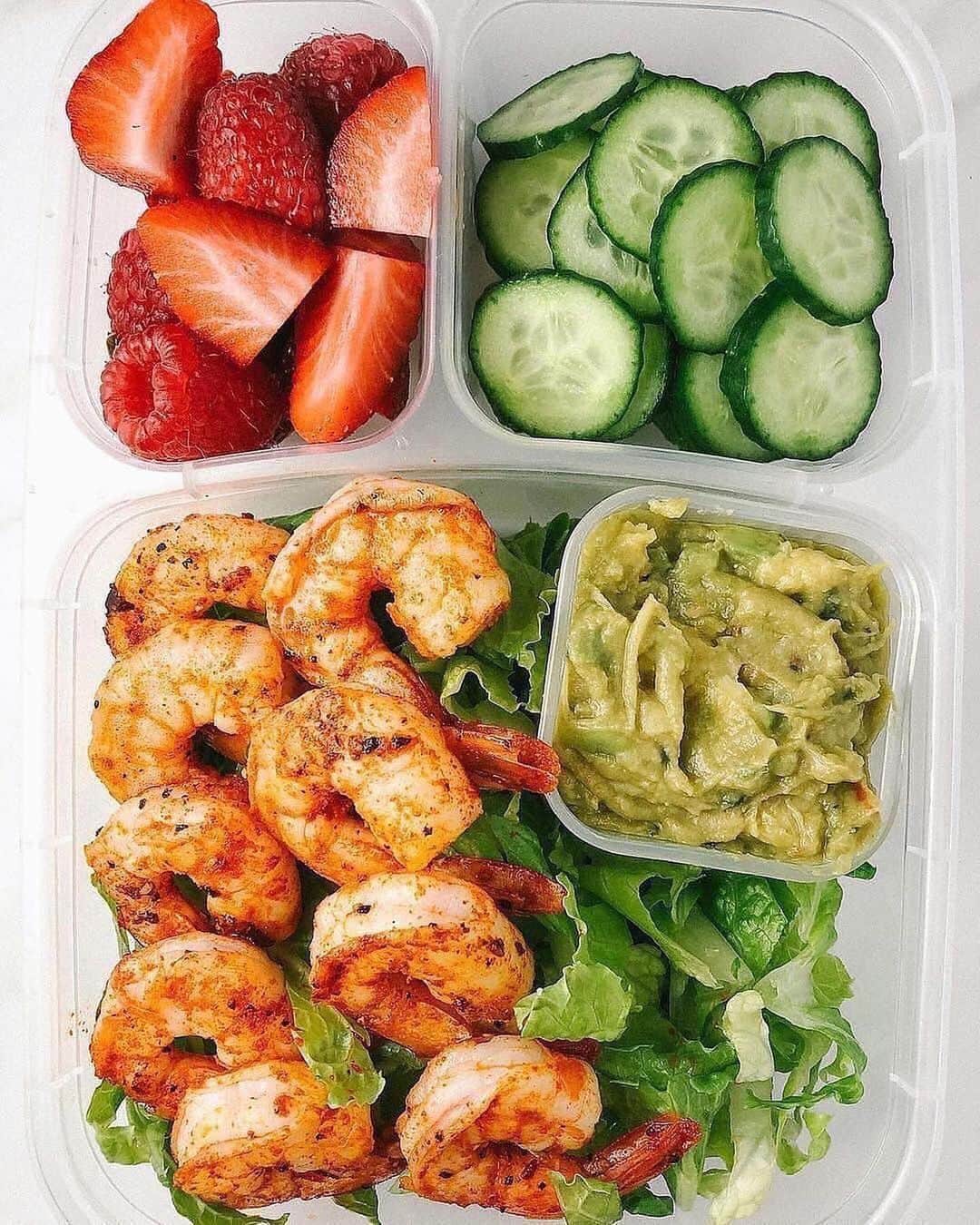 Sharing Healthy Snack Ideasのインスタグラム：「Lunch Box inspo 💫🍱💫 Simple & Delicious ideas for the new week💪! 1-5, which is your favourite?!😋 by @mad_about_food ⠀ You guys loveeed the last Lunch Box post, so here’s some more totally delicious ideas🤩 Preparing your lunch can really help you stay on track and is the best feeling :)🥗 Here’s some inspo for this new week☺️❤️ ⠀ 1. A wholefood lunch idea 👉 strawberries and raspberries, cucumber slices with guac, salad with romaine lettuce and seasoned shrimp 🍤 ⠀ 2. Salmon lunch 👉 berries, 2 eggs and a kale salad with crispy salmon, cucumbers and tomatoes. ⠀ 3. Pistachios😍 and fresh raspberries and snacks. With lunch Grilled courgettes with cheddar cheese cubes 🧀 with peppered salami and rocket salad. ⠀ 4. Delicious Low Carb idea: cucumber pinwheels with goat cheese and prosciutto. Not forgetting dark chocolate 🍫 steamed broccoli, and an arugula salad topped with tomatoes! ⠀ 5. Sweet potato gnocchi with pesto, sprouted pumpkin seeds, salmon, spring mix, sliced honeycrisp apples🍏and some dark chocolate.  ⠀」