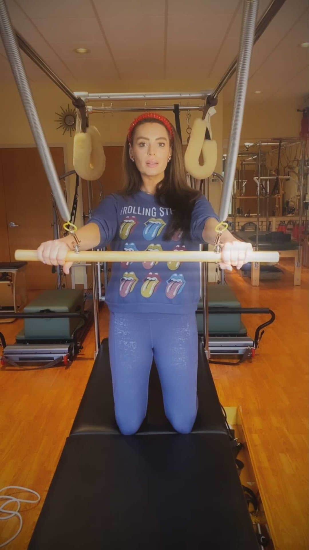 アンナ・ハウスのインスタグラム：「My original passion started with the Cadillac and later inspired to becoming certified in instructional training for personal practice. Sharing one of my favorite exercises with you 🦋 always striving for proper alignment and form. Developed by Joseph Pilates during World War I to help tone muscles of injured soldiers bed ridden in hospital beds @balanced_body + @bodybalanceinstitute #workoutmotivation#cadillacreformer」