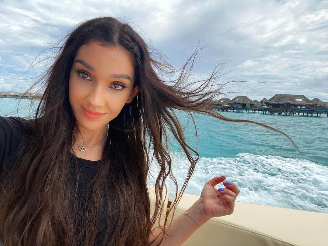 Kristina Bashamのインスタグラム：「The clouds and my hair seem to have something in common 🙃 @fsborabora」