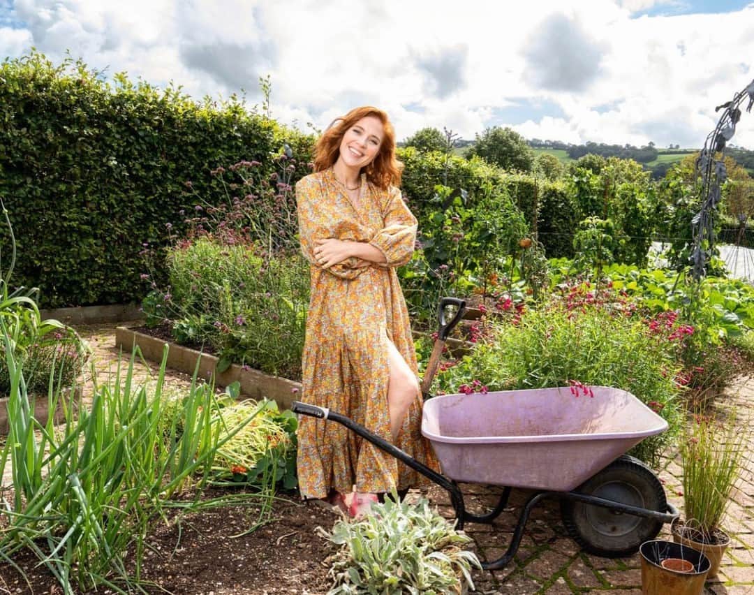 バイティモのインスタグラム：「Just love @angelascanlon presenting her new @bbctwo show @madeperfecttv in her byTiMo dress, made in GOTS certified organic cotton 🌱 #bytimo #youarebeautiful」