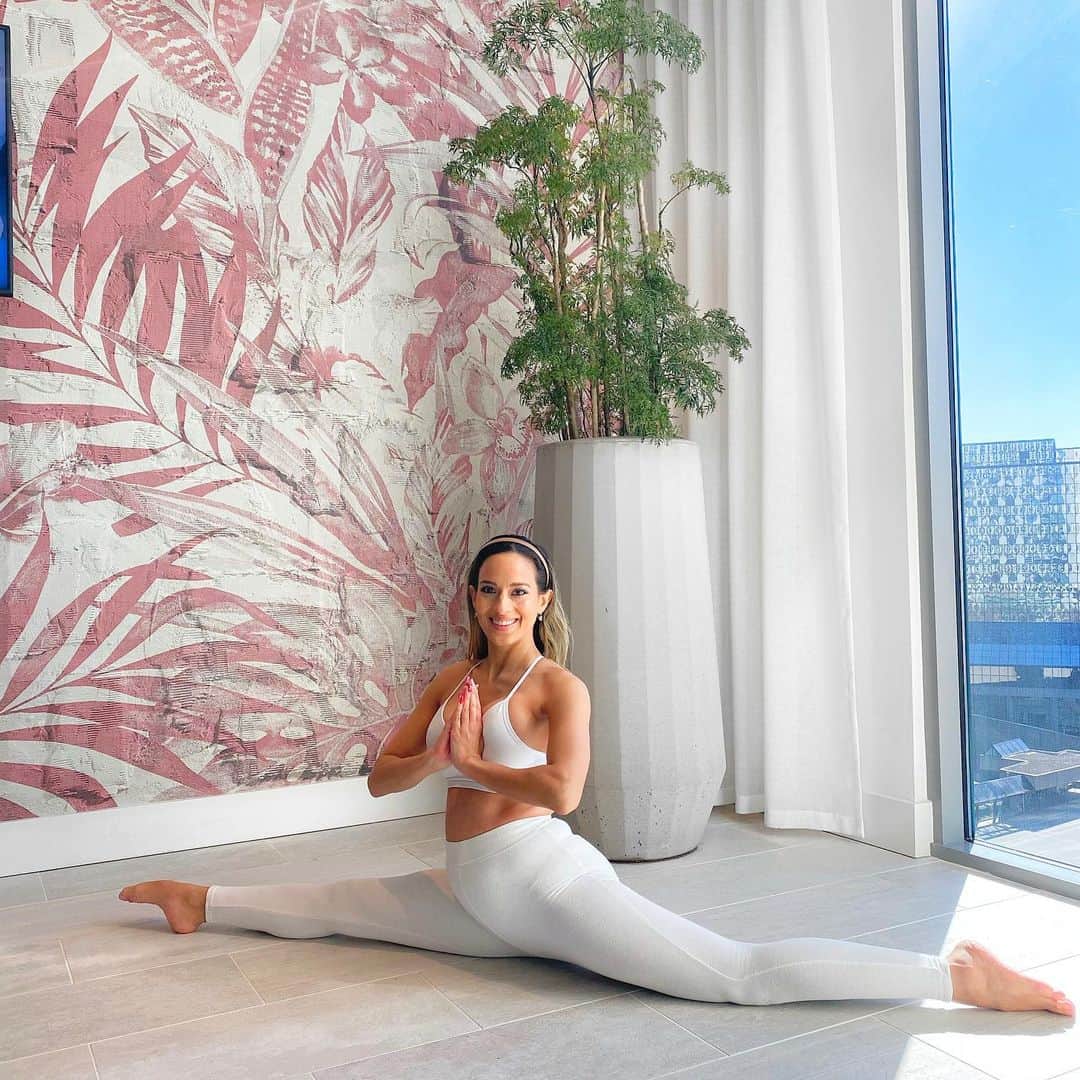 Sarah Mundoさんのインスタグラム写真 - (Sarah MundoInstagram)「Leo Full moon Yoga during Aquarius season.  Staying flexible throughout my pregnancy.  #yoga #prenatalyoga #fullMoon #aquarius #leo #aqualeo #flexibility」1月29日 4時13分 - sarah_mundo