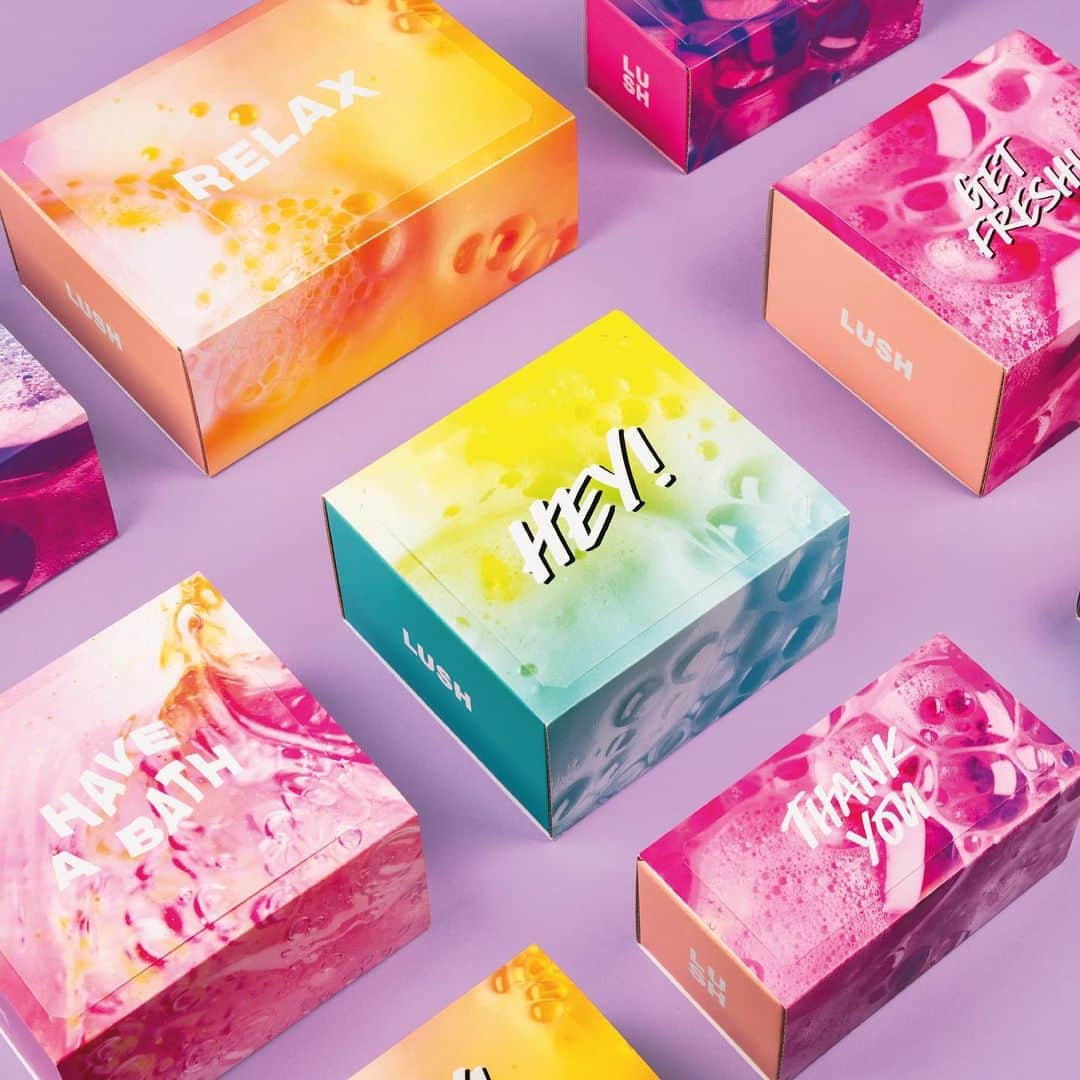 ラッシュのインスタグラム：「Hey Good Looking! We’ve got personalised gifts all wrapped up... Lush gifting has had one almighty glow-up and we wanted to let you know. 1.	Choose your products 2.	Design your gift box 3.	Check out and send to you or a loved one! Link in bio.  #Lush #LushGift #BathArt #CustomisedGift  We know that algorithms make it difficult for you to see our content. We use this page to let you know when we are sharing exciting updates across the #LushCommunity. But, make sure you sign up (link in our bio) to ensure you never miss the latest launch, an exclusive product drop or your chance to vote for the products you want to see next.」