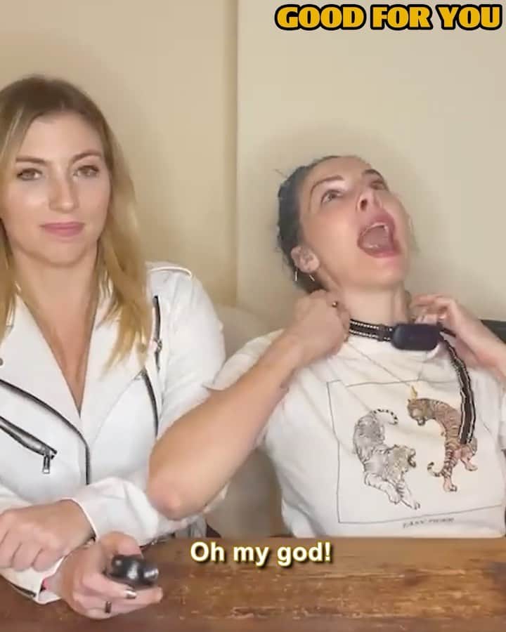 ウィットニー・カミングスのインスタグラム：「Today on the podcast @annielederman tortures me and abused her power and I would like to speak to a lawyer.」