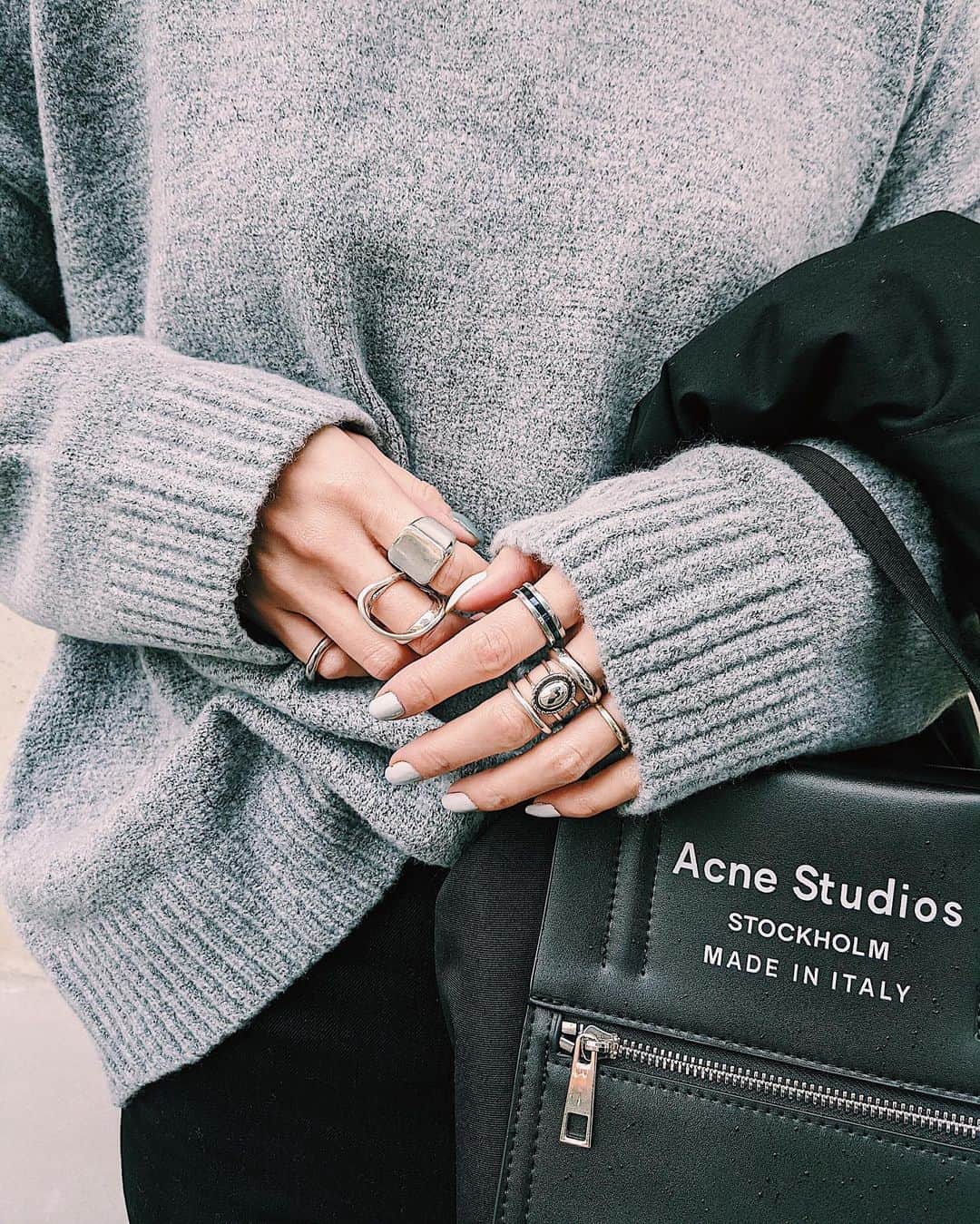 maai0528のインスタグラム：「〻🐭💍💎🕯 silver‥⚖️ シルバー磨きしたから リングピカピカ✨ ． 可愛いリングつけてると テンションあがる♡ ． ．  #holiday  #acnestudios  #accessory  #teampixel #baroque_pixel #pixelで撮影」