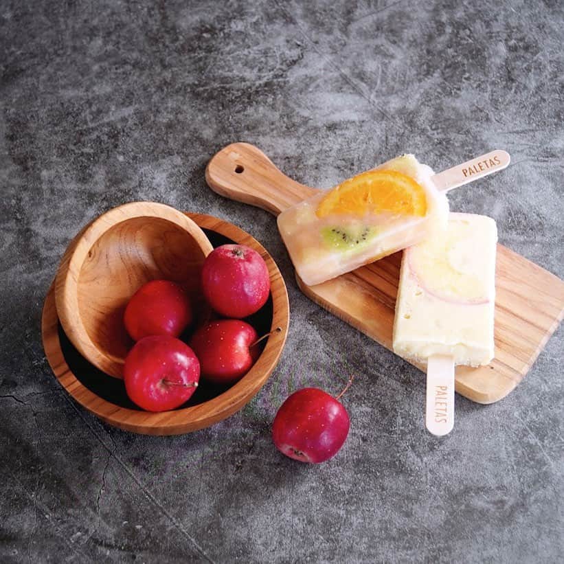 パレタスのインスタグラム：「🍎 「ミックスイースト」は、関東のミックスジュースをヒントにして、レシピを仕上げました。 リンゴ果汁の中にリンゴ、オレンジ、グレープフルーツ、キウイ、パイナップル🍍を閉じ込めたフルーツたっぷりのフレーバーです。 ・ （左）ミックスイースト （右）リンゴブリュレ  #パレタス #paletas  #スイーツ #デザート  #sweets #ice #popice  #frozenfruitbar  #フローズンフルーツバー  #フルーツをスイーツで」