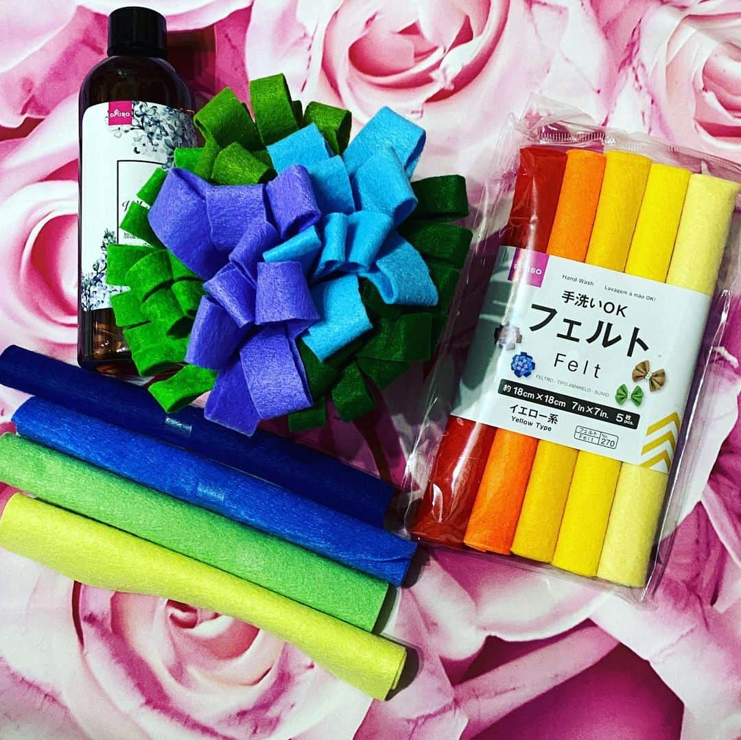 矢沢なりのインスタグラム：「出来たーっ💖🌸🥰🌸 100均でできるフェルト加湿器...!🤗💖 今回は紫陽花風にしたくて　青っぽく試してみたよー❣️ 加湿器用のアロマも売っててめっちゃ良い感じ🥰❣️  色々調べた結果、やっぱり入れ物の下に10円玉入れておくっていうのはすごく腐らないようになってるみたいだし入れた方がいいみたい！💕  次は華やかなピンク系とかにしてみようと思うー！💖」