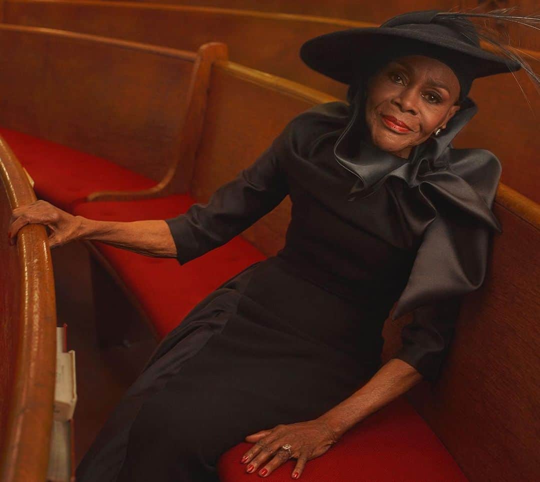 コモンのインスタグラム：「I’m so sad to hear the news that trailblazing artist and cultural icon Cicely Tyson has passed away today. While she may be gone, her work and life will continue to inspire millions for years to come. God Bless.」