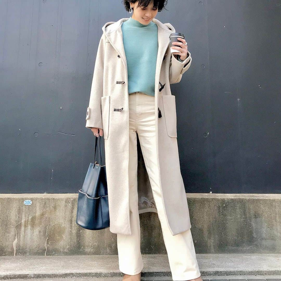 ryo0809appleのインスタグラム：「#coordinate ・ ・ ・ 久しぶりオフホワイトメインなコーデ。 ニットのくすみグリーンがさし色なんだけど、写真だとくすみ感ゼロでミントグリーンに写ってる😳 ・ ・ outer&boots… @reedit_official  knit… @coca_official_store  jeans… @uniqlo_jp  bag… @jandmdavidson  ・ ・ ・ #服記録 #プチプラコーデ #プチプラ #プチプラファッション #ママコーデ #ママファッション #アラフォーコーデ #40代コーデ #アラフォーママ #高身長コーデ #高身長女子 #先日のコーデ #kaumo_fashion #locari #ponte_fashion #mineby3mootd #ママスタ冬コーデ  #uniqlo #ユニクロ #ユニジョ #ユニクロデニム族 #ユニデニ #ユニクロきれいめ部  #reedit_ootd #リエディ  #coca #coca_code #コカ」