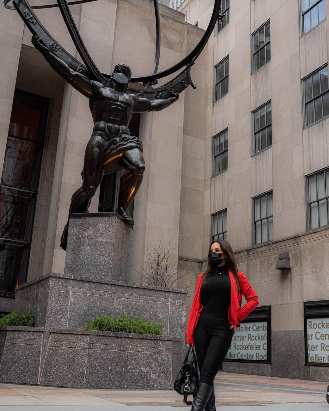 リサ・アンさんのインスタグラム写真 - (リサ・アンInstagram)「Even Atlas wears a mask 😷  Life as we know it with a lot of credit here with all the statues in the city masked! 😷 #atlas #rockefellercenter #nyc  📸 @alfitzpics」1月29日 4時18分 - thereallisaann