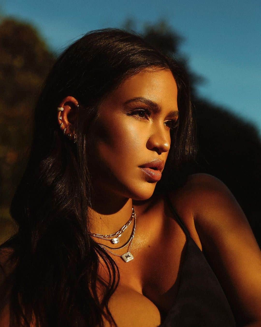 cassieのインスタグラム：「@lskyejewelry 🦋 shot by @jordenkeith」