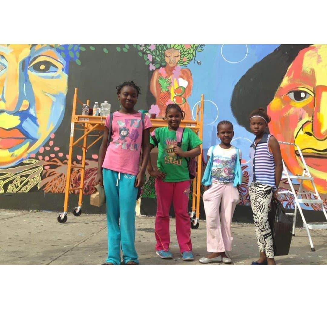 Grace Bonneyさんのインスタグラム写真 - (Grace BonneyInstagram)「@moanaloveniu South Bronx, New York: "Love Letters to Our Mothers." For 5 months, I held classes every Saturday with youth in the South Bronx to create this community mural. I relish in walking down the streets of this mural and community members, shout out at me, PINTURA!!!! Awwwwwwwwww. The Bronx is my favorite Borough in New York City! This community mural was created and designed by African American, Dominican, Puerto Rican, Ecuadorian youth, ages 14 - 18 years old in the South Bronx. One of my favorite things about what happened from this mural is @theblackjoyproject has our mural as their profile pic and when they asked their mama, Romy what brings her joy, she said our community mural!!!!! #SouthBronx #TheBronx #MoanaLove #BlackJoy #PuertoRico #dominianrepublic #ecuador」1月29日 4時21分 - designsponge