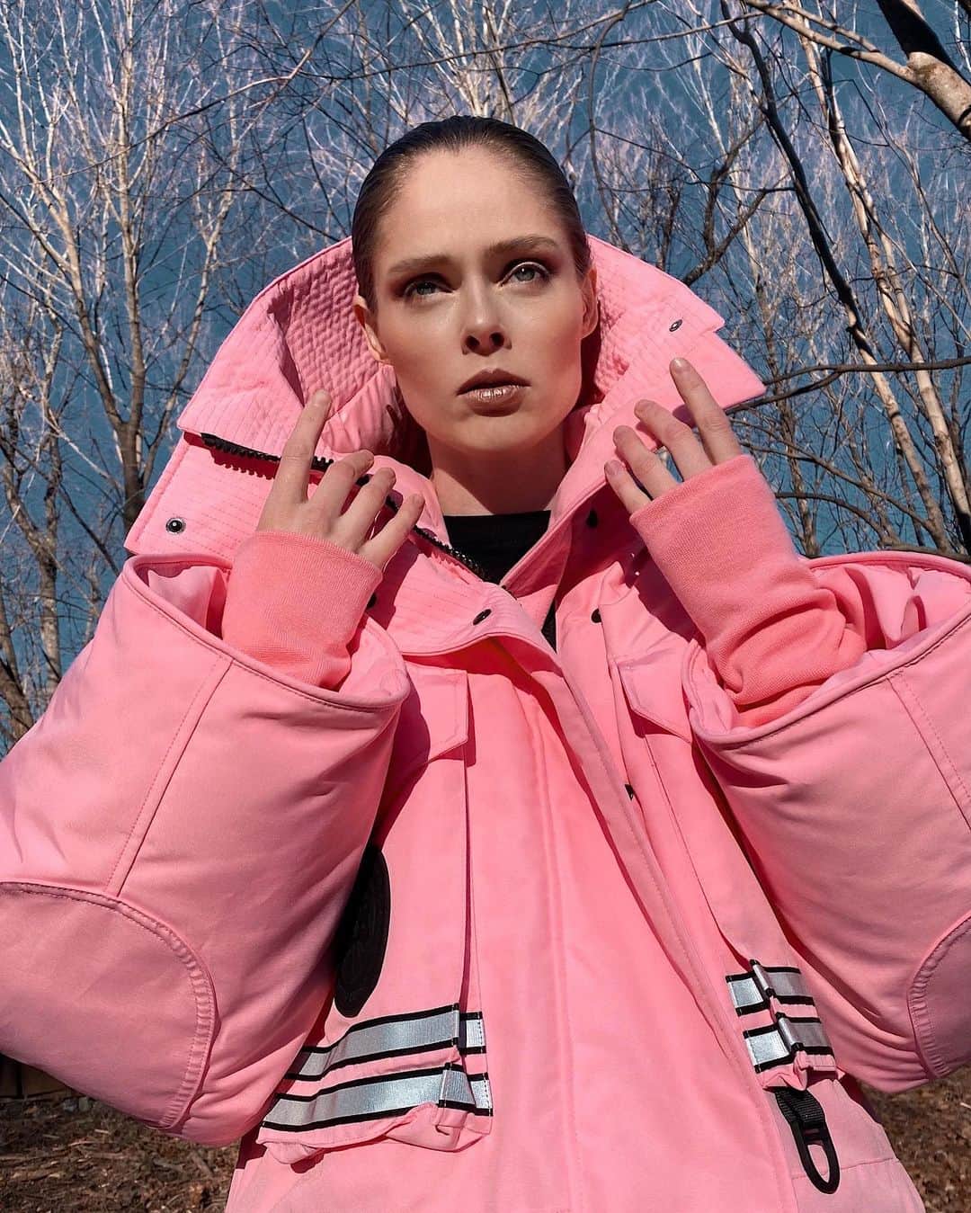 ココ・ロシャさんのインスタグラム写真 - (ココ・ロシャInstagram)「Enjoying a little upstate New York winter sunshine in the new Angel Chen collection from Canada Goose featuring the Cropped Snow Mantra Parka. This jacket is my new winter essential! 💗 #ad @CanadaGoose @AngelChenStudio #LiveInTheOpen」1月29日 4時34分 - cocorocha
