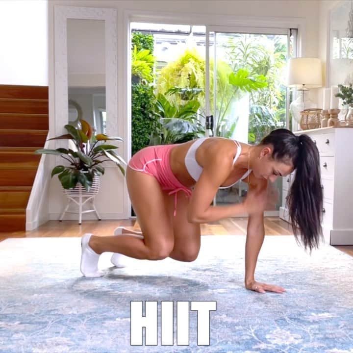 Danielle Robertsonのインスタグラム：「HIIT 🔥  Today we’re smashing a full body equipment free HIIT WORKOUT! 🙌🔥  HIIT workouts are fast and effective (and can be a really fun way to train!)  If you love this workout and want to train with me, come join me for a week of workouts and fun with @activeescapes in Noosa, Qld,  MARCH 10TH TO 16TH! 🌴☀️  To find out more (or book an escape) check out the link in my bio!  WORKOUT  3 SETS 30:30  30 sec Workout 30 sec Rest 30 sec Bear Hold w/ Shoulder Tap 30 sec Jump Squats 30 sec Traveling Push Up 30 sec Frog Squats 30 sec Lateral Jump Burpee」