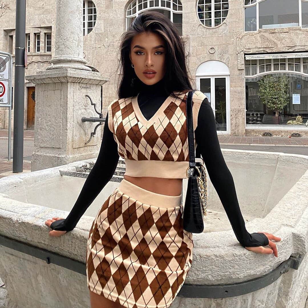 SHEINのインスタグラム：「Chic in the city 🕊️☁️ @nxshaya  Shop Item #: 1820280  #SHEINgals #SHEINstyle #SHEINSS21 #instafashion」
