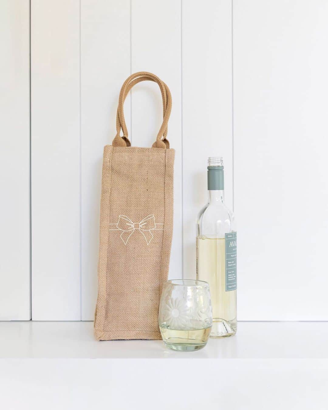 The Little Marketさんのインスタグラム写真 - (The Little MarketInstagram)「Meet the cutest way to wrap a wine gift! Complete with a fun bow design, this reusable tote is perfect for Valentine's Day and beyond. Link in bio to shop.」1月29日 4時31分 - thelittlemarket
