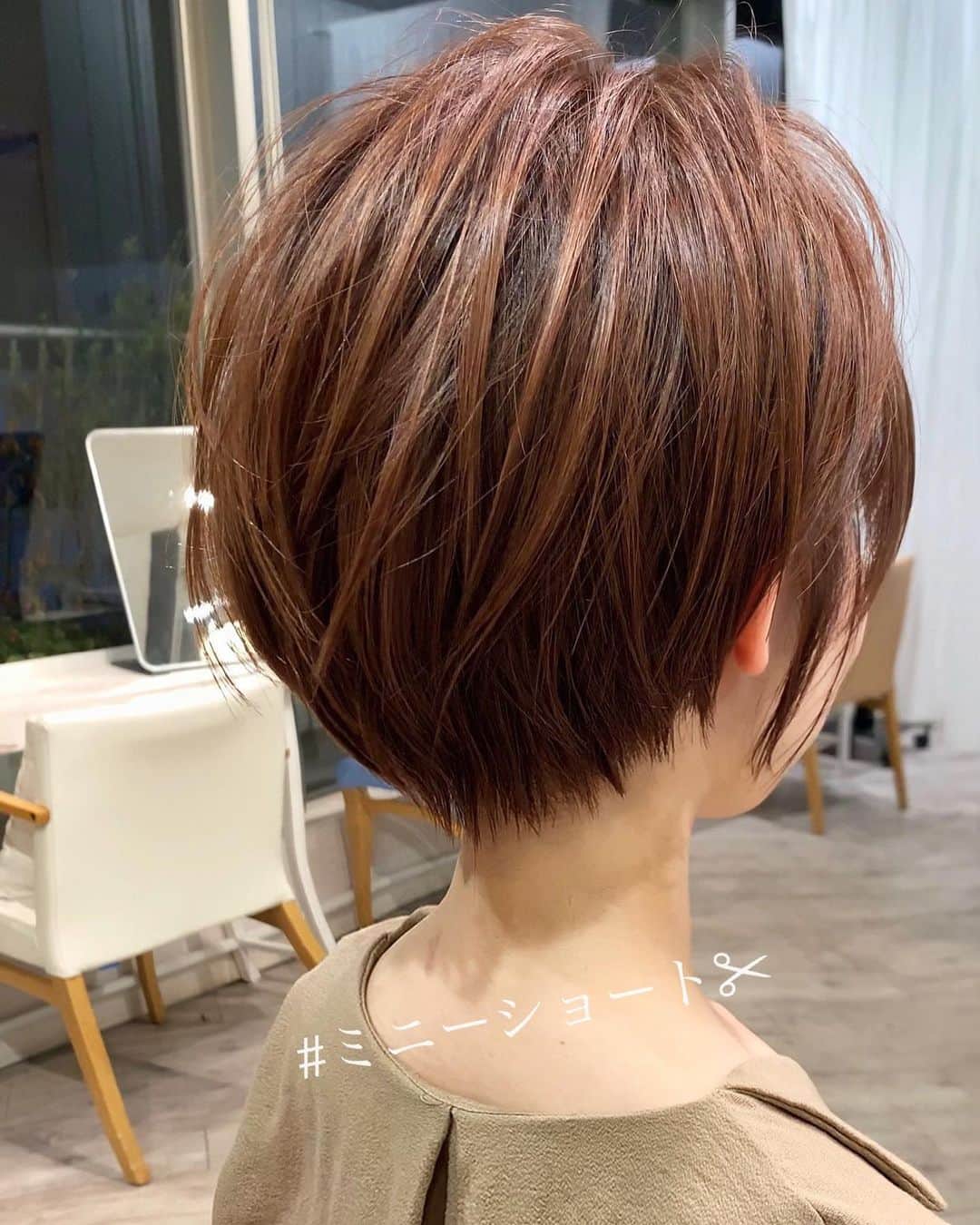 ✂︎伊輪/ショート&ボブ/銀座/渋谷/亀戸/美容師✂︎さんのインスタグラム写真 - (✂︎伊輪/ショート&ボブ/銀座/渋谷/亀戸/美容師✂︎Instagram)「⭐️⭐️ かわいいバックシルエット⭐️⭐️before  after . ご予約はネットが✖️でもDMにて受け付けてます！✨⭐️2021年は明るく✨⭐️ .  ✨✨骨格や輪郭はカットでつくる✨✨ @iwa_before_after  .  ◆僕のプロフィール欄のURLからネットでご予約可能です！！ネットご予約が✖︎の場合◆でもお電話だとご予約可能です！！お気軽にお電話ください。 . ◆DMメッセージでもご予約とれます🙋⭐️⭐️⭐️◆ 遠慮なく、直接のメッセージください⭐️⭐️⭐️ 突然でも、深夜でも、夜中でもいつでも遠慮なく連絡くださーーーい！！ . ★敷居は高いと思われがちですが★そんな事はありません！！！ 年齢も関係ないです！！！カリスマでもありません！！かなり気さくな美容師だと自負しております😊 . 10代〜50代、60代、70代でももちろんOKです*\(^o^)/*僕のお客様は年齢層はほんとーーーーーに幅広いので遠慮なくオーダーしください！！ . 亀戸店 03-5875-5992 . ◆料金・出勤スケジュール◆に関しては プロフィールのウェブサイトをクイック⭐️」1月29日 4時44分 - iwa_short