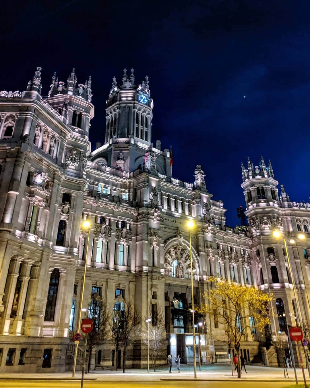Guido Gutiérrez Ruizのインスタグラム：「Bajo el azul real • Under the royal blue  #Madrid」