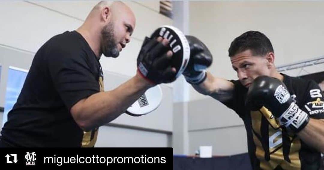 ミゲール・コットのインスタグラム：「#Repost @miguelcottopromotions ・・・ McWilliams Arroyo en busca de cumplir su sueño   El primer clasificado y retador mandatorio por el cetro mosca del CMB, McWilliams Arroyo ya tendrá su anhelada pelea titular ante el campeón mosca del Consejo Mundial de Boxeo (CMB), Julio Cesar Martínez el próximo, 27 de febrero en el Hard Rock Stadium en Miami, Florida.   Ya Martínez y Arroyo estaban supuestos a enfrentarse el pasado 2020 pero una inesperada situación con el campeón (enfermedad) aplazo el pleito.   “Me da igual(el momento de la pelea), ya por fin se va a dar la pelea y se que se la van a gozar al máximo” afirmo Arroyo con marca de 20-4-15 KOs.   Arroyo se siente confiado en la preparación para este combate para el cual el púgil siente habrá entrenado el tiempo suficiente.   “Me siento bien y gracias a Dios ya por fin se va dar un gran combate para la fanaticada, queremos regresar con el título así que hemos estado trabajando a conciencia, ya que sabemos de esta pelea con 8 semanas de anticipación” añadió el púgil quien entrena bajo la tutela de Anthony Otero en el pueblo de Fajardo.   Sobre su rival Arroyo expreso “Es un buen campeón ya ha defendido su correa con éxito y ahora me toca a mi hacer todo lo posible para traerla a Puerto Rico”   Arroyo vs. Martínez será parte del cartel estelarizado por Canelo Alvarez frente a Avni Yildirim y el cual sera transmitido por la plataforma DAZN.   McWilliams Arroyo cuenta con grandes victorias ante Carlos Cuadras y Carlos Buitrago así como grandes actuaciones ante los grandes campeón Kazuto Ioka y Román “Chocolatito” González @mcwilliamsarroyoofficial @realmiguelacotto @miguelcottopromotions @daznboxing @goldenboy @matchroomboxing」