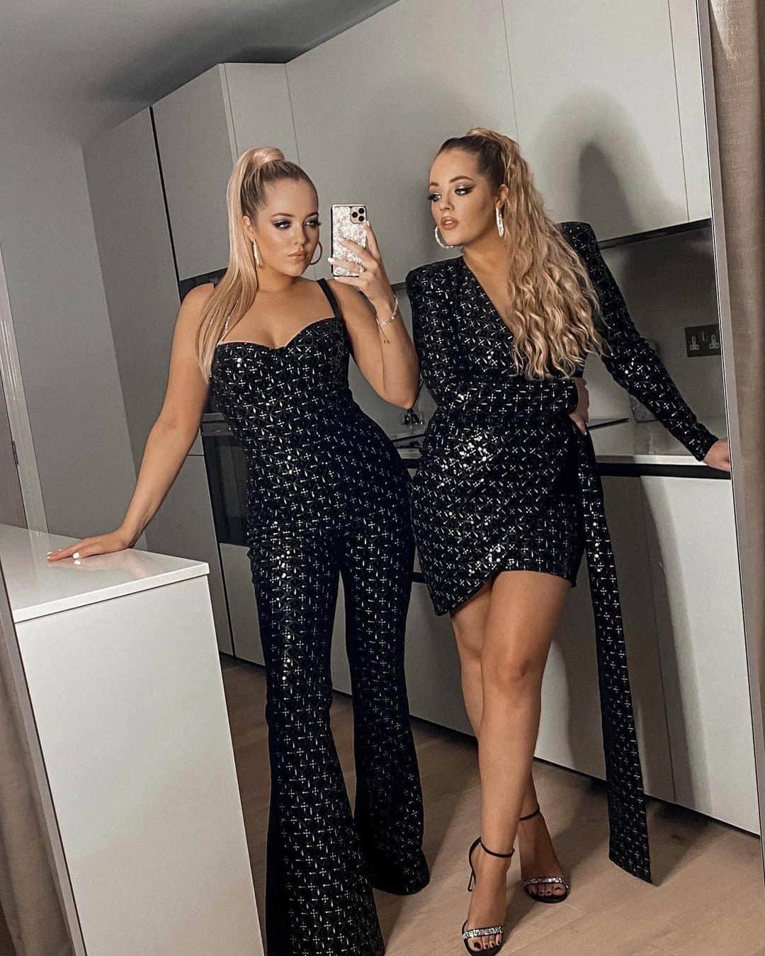 Lucy Connellさんのインスタグラム写真 - (Lucy ConnellInstagram)「All dressed up on a Thursday night to dance around our kitchen island... 👯‍♀️🎶  Dresses @nadinemerabi (ad)」1月29日 4時53分 - twinspo