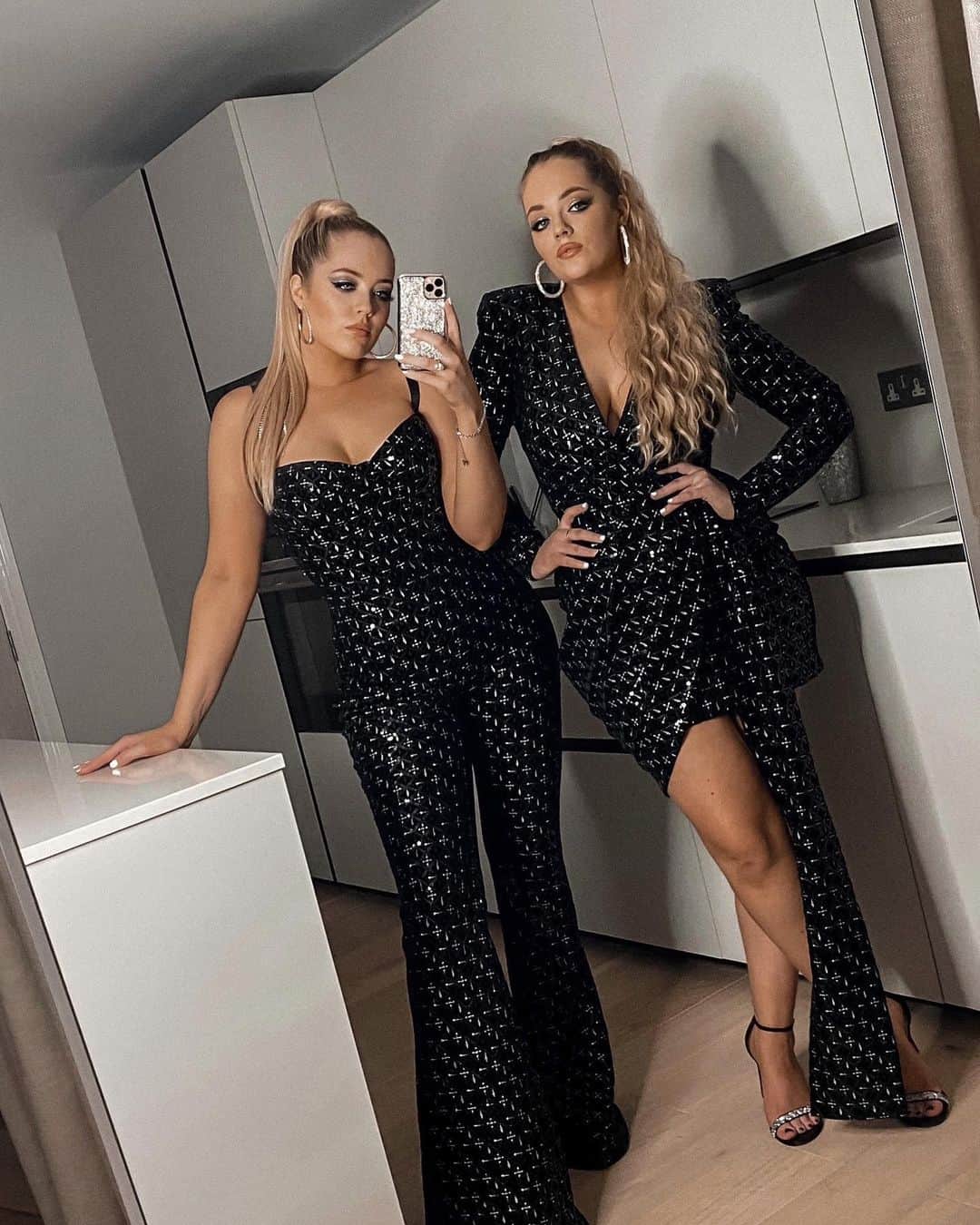 Lucy Connellさんのインスタグラム写真 - (Lucy ConnellInstagram)「All dressed up on a Thursday night to dance around our kitchen island... 👯‍♀️🎶  Dresses @nadinemerabi (ad)」1月29日 4時53分 - twinspo