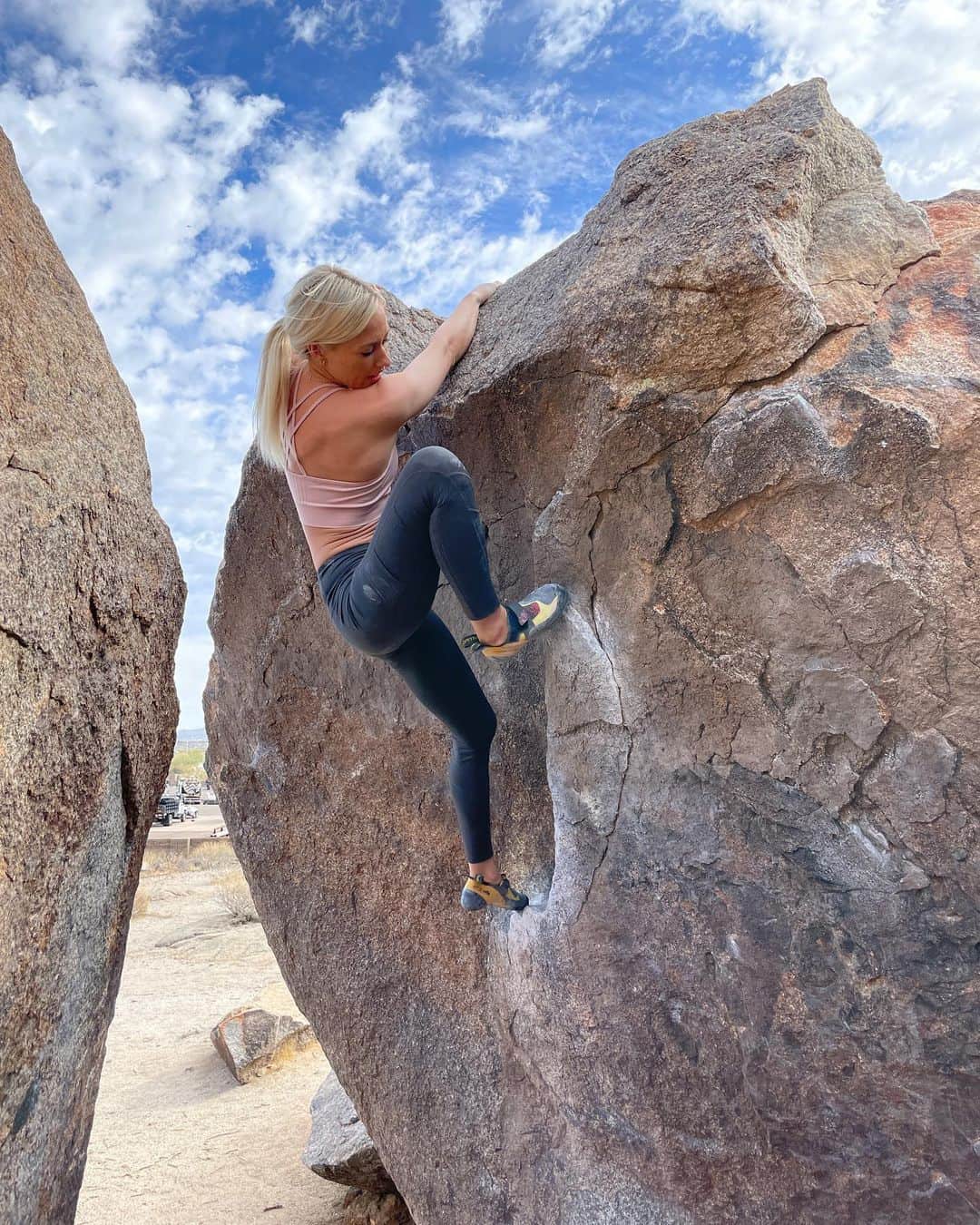 シエラ・ブレア・コイルのインスタグラム：「Had a session at one of my favorite haunts today 😍 Be sure to check out @myclimbapp to see what I’ve been up to indoors and outdoors during this trip home ❤️ #LogAnyClimbAnywhere #LearnTrainClimb」