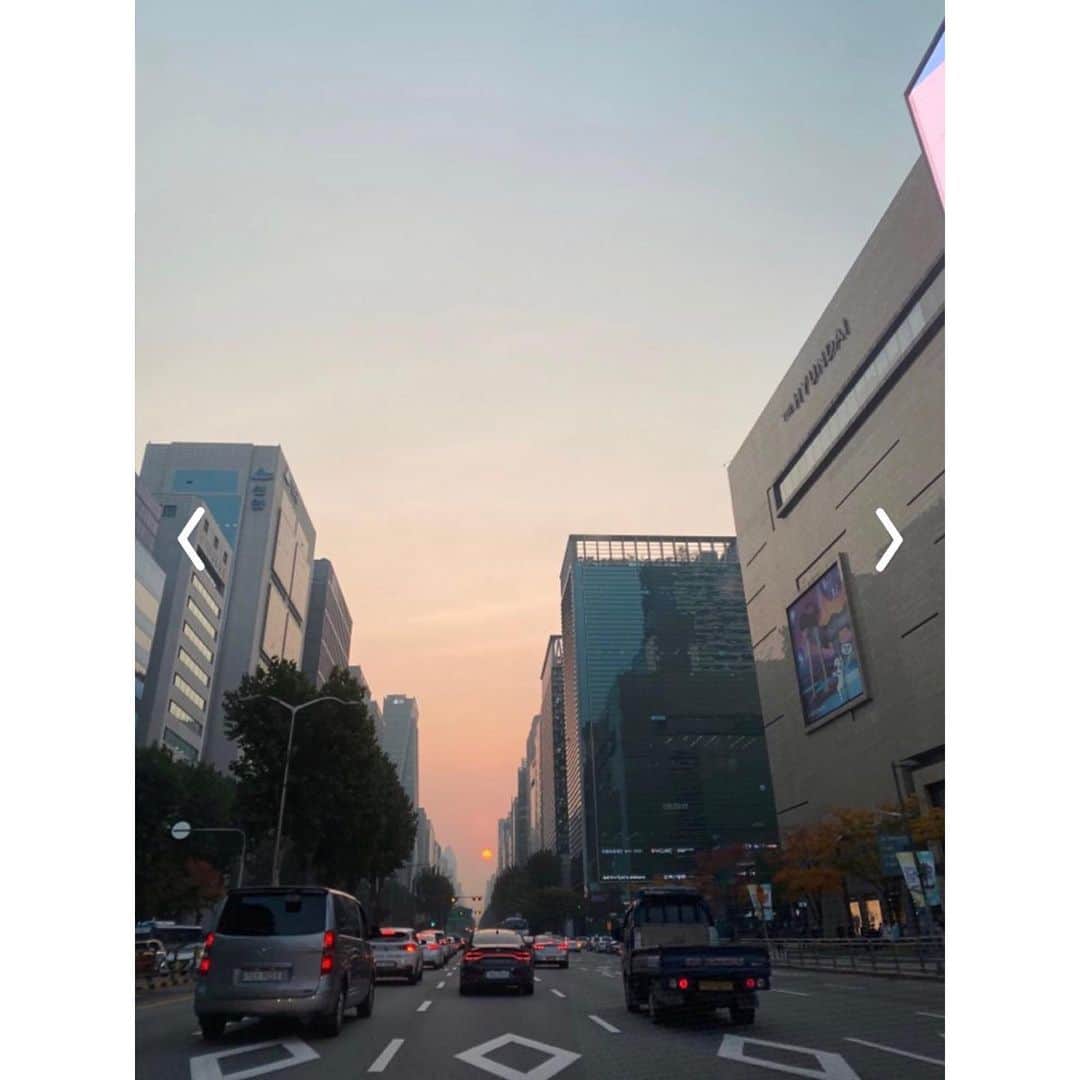 チュ・ハンニョンさんのインスタグラム写真 - (チュ・ハンニョンInstagram)「210128 • [UNIVERSE] "The sky is so beautiful today. Is everyone spending the same day too? Hehe  # red # UNIVERSE_TimeCapsule # 201028"」1月29日 4時56分 - hak_nyeon