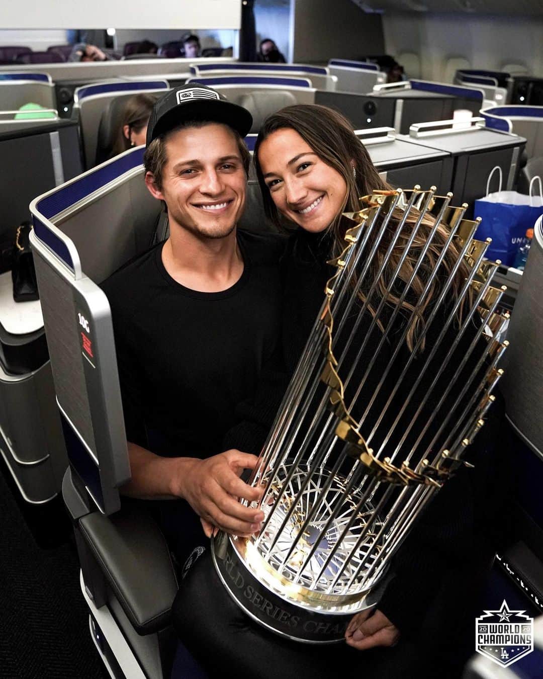 Los Angeles Dodgersさんのインスタグラム写真 - (Los Angeles DodgersInstagram)「Special delivery. #TBT to the flight back to LA.」1月29日 4時58分 - dodgers