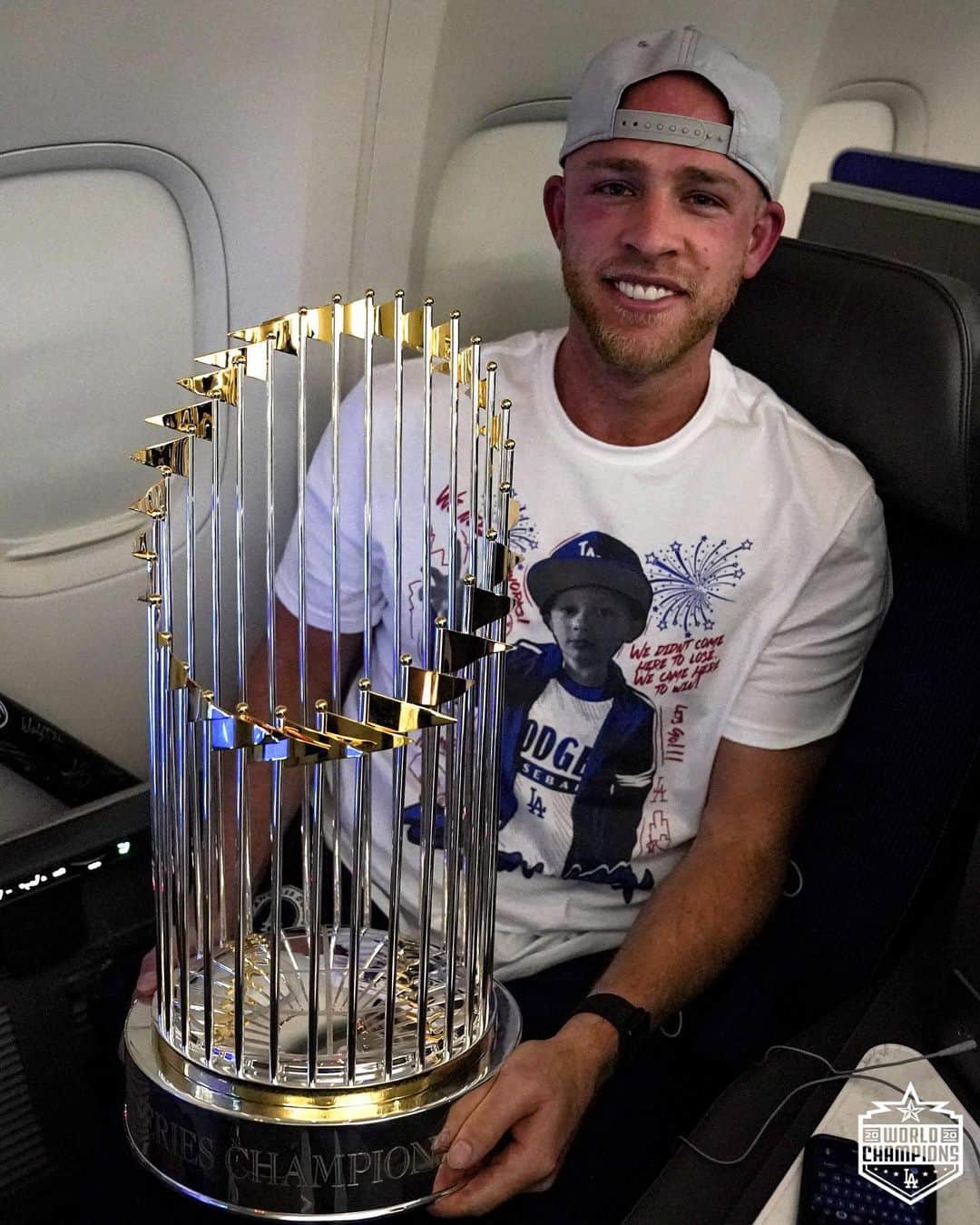 Los Angeles Dodgersさんのインスタグラム写真 - (Los Angeles DodgersInstagram)「Special delivery. #TBT to the flight back to LA.」1月29日 4時58分 - dodgers